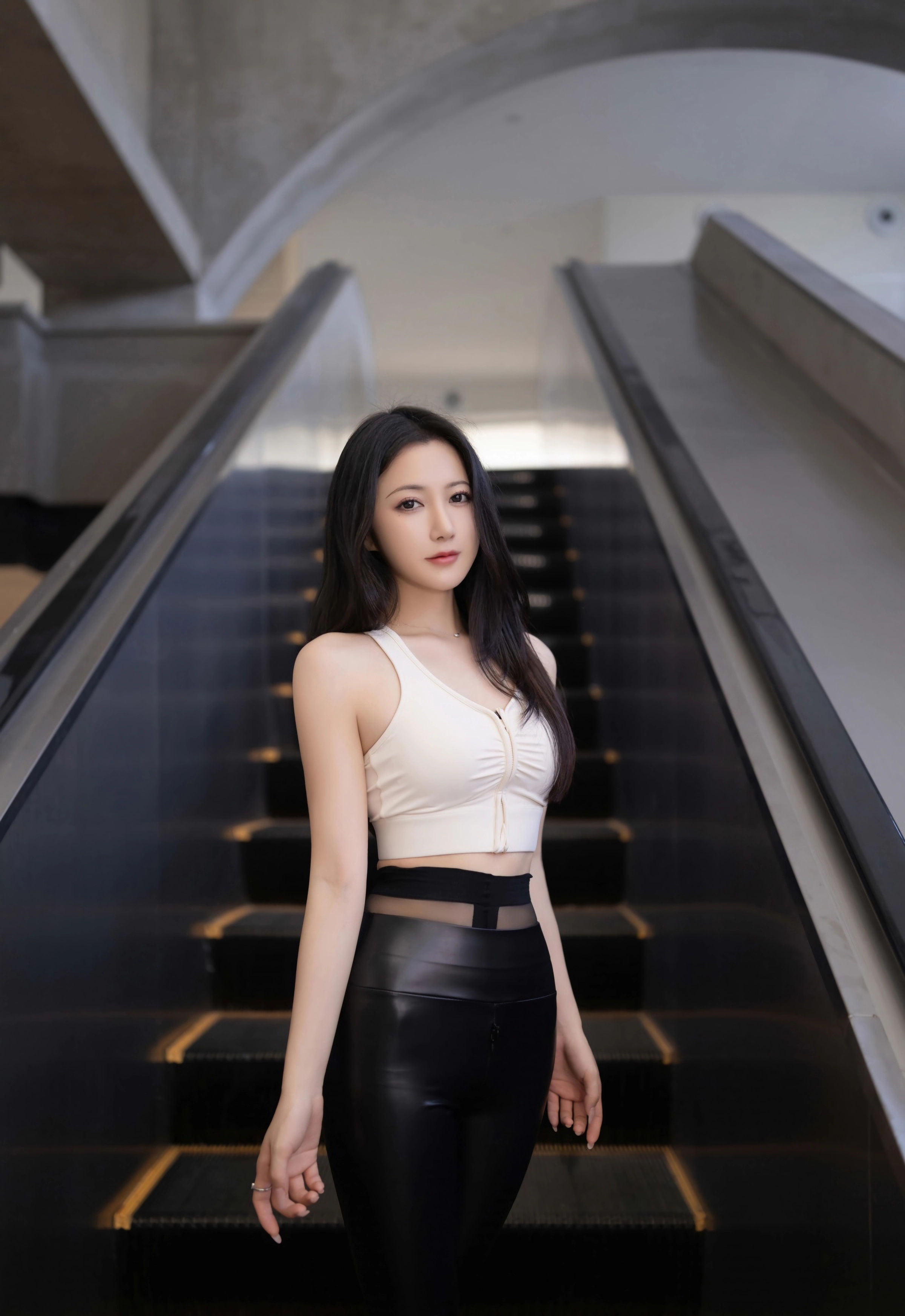 [XiuRen秀人网] No.11021 鱼子酱Fish 黑色皮裤 魅惑黑丝 性感写真 [74张]插图1