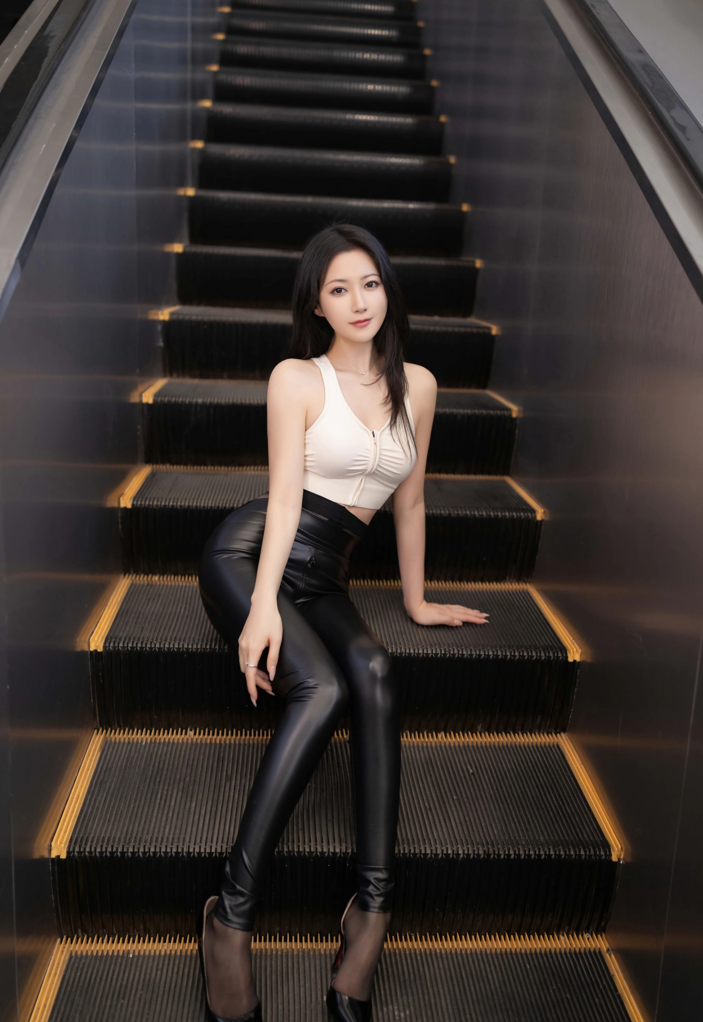 [XiuRen秀人网] No.11021 鱼子酱Fish 黑色皮裤 魅惑黑丝 性感写真 [74张]插图1