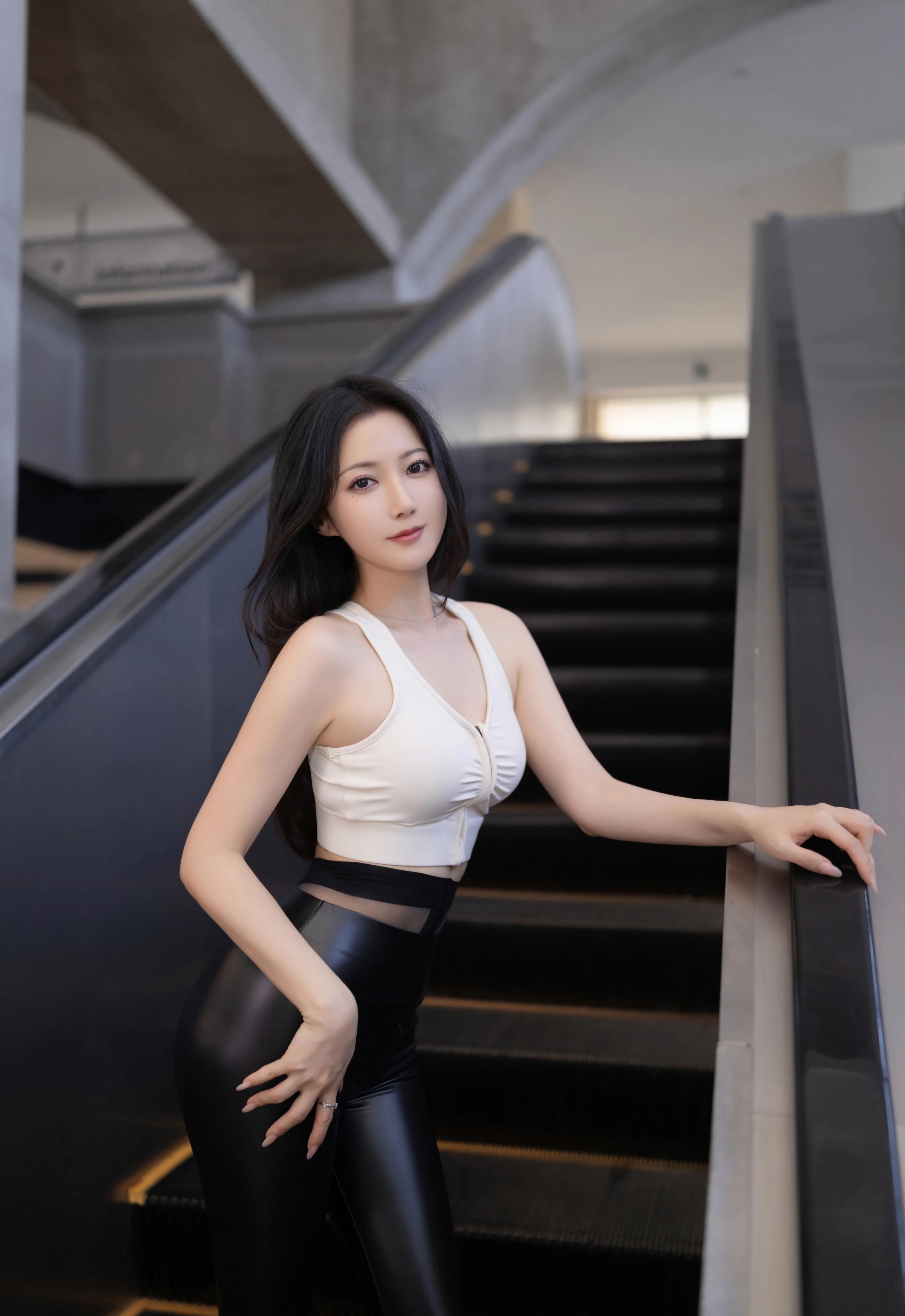 [XiuRen秀人网] No.11021 鱼子酱Fish 黑色皮裤 魅惑黑丝 性感写真 [74张]插图1