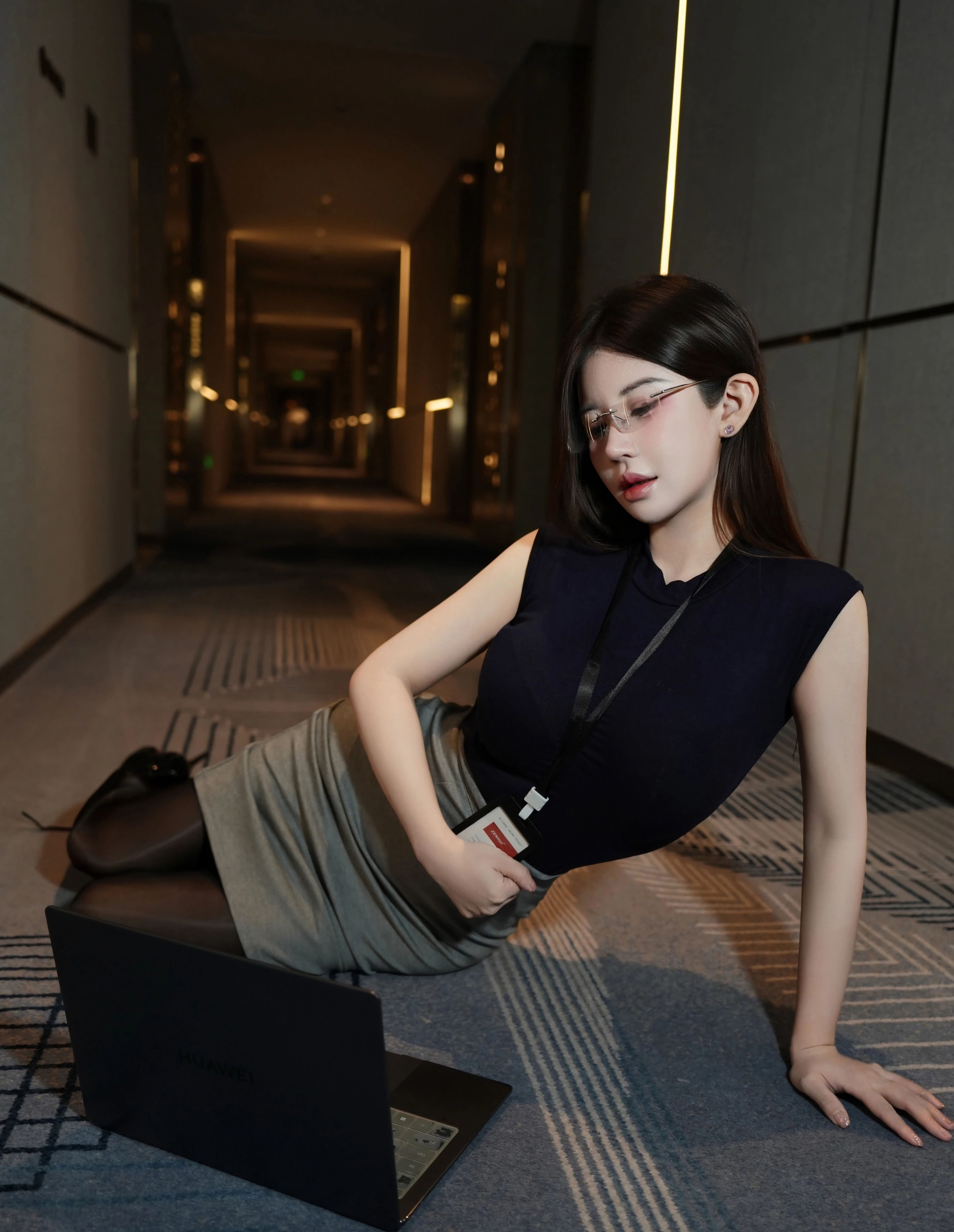 [XiuRen秀人网] No.11023 苏甜橙子 深色职业装 魅惑黑丝 性感写真 [55张]插图