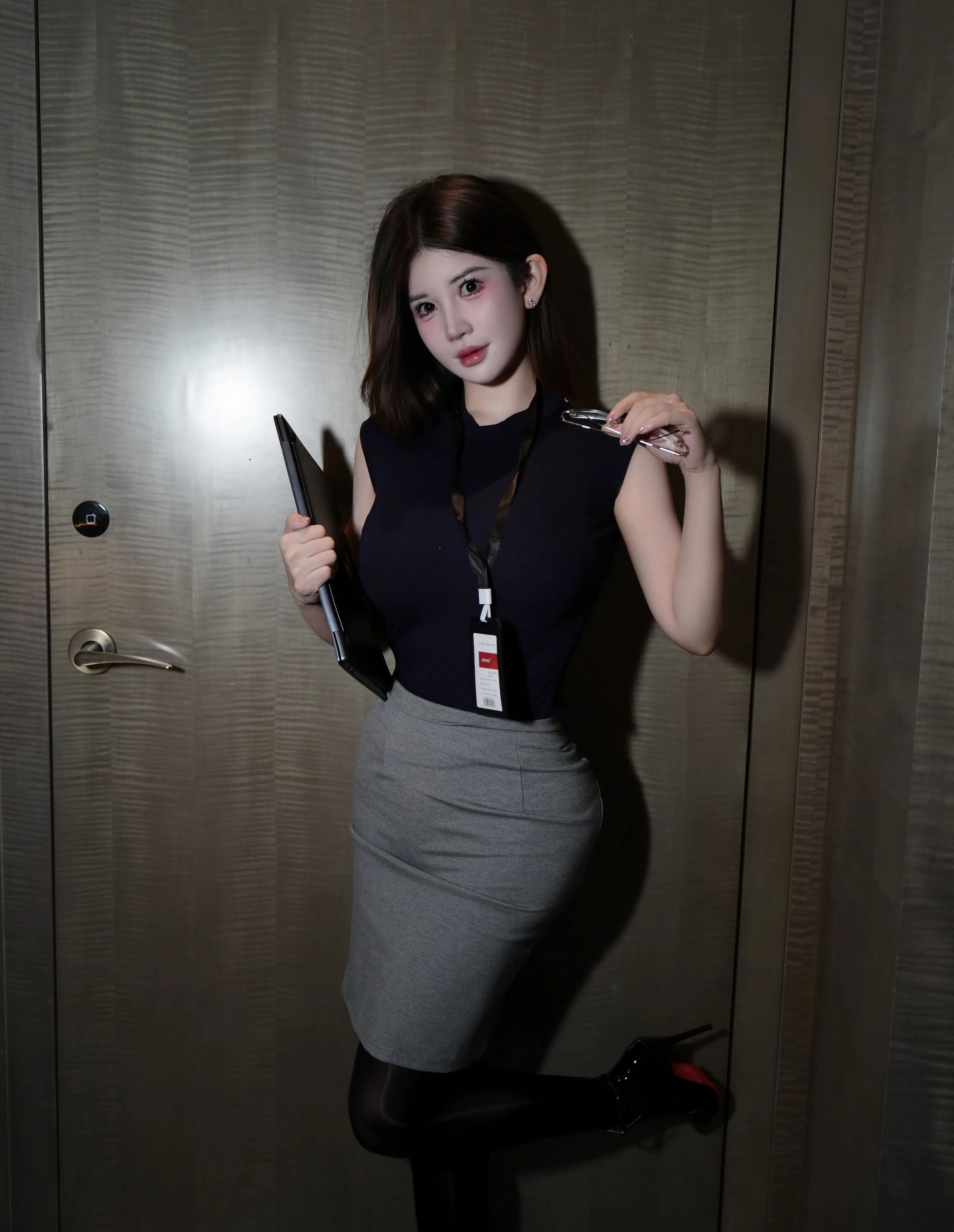 [XiuRen秀人网] No.11023 苏甜橙子 深色职业装 魅惑黑丝 性感写真 [55张]插图1