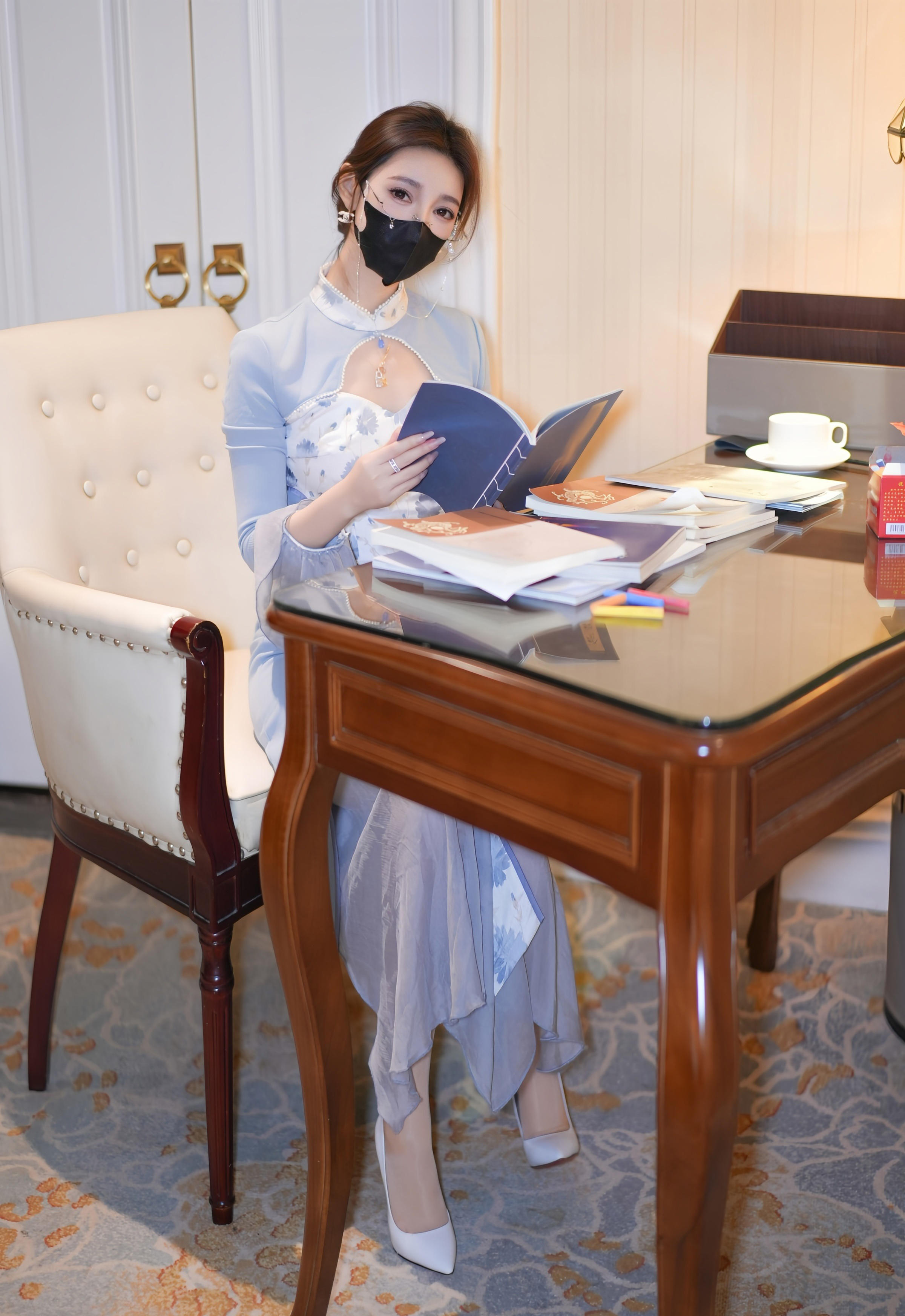 [XiuRen秀人网] No.11033 Twins-桃桃 蓝色连衣裙 白色丝袜 性感写真 [80张]插图