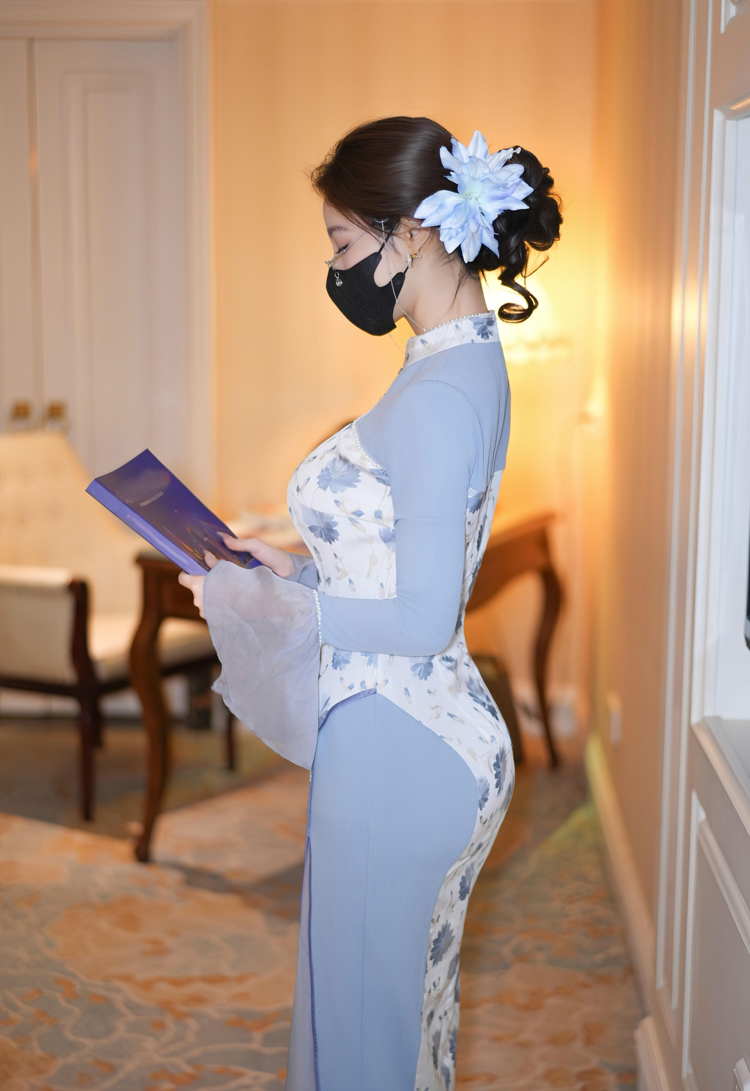 [XiuRen秀人网] No.11033 Twins-桃桃 蓝色连衣裙 白色丝袜 性感写真 [80张]插图1