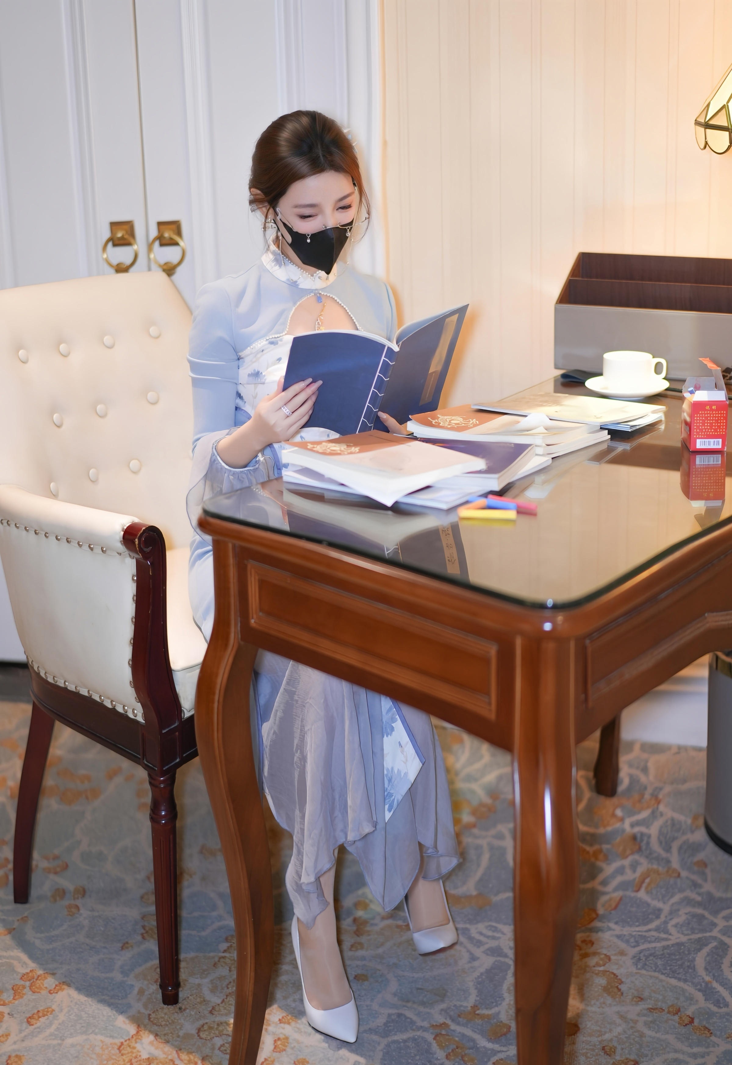 [XiuRen秀人网] No.11033 Twins-桃桃 蓝色连衣裙 白色丝袜 性感写真 [80张]插图1