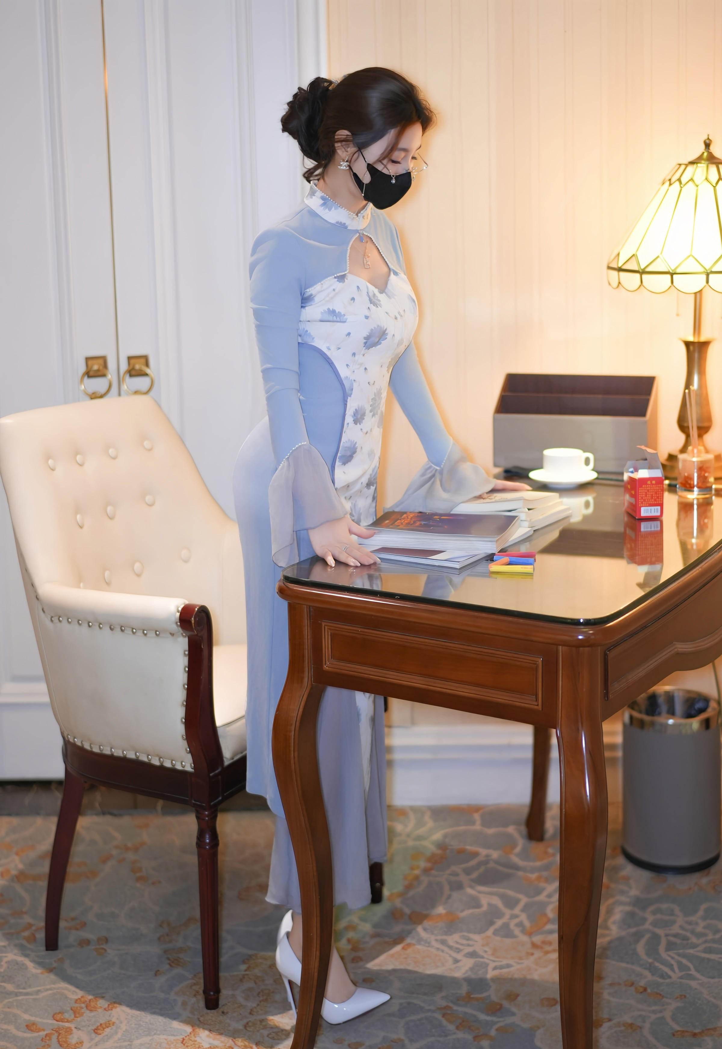 [XiuRen秀人网] No.11033 Twins-桃桃 蓝色连衣裙 白色丝袜 性感写真 [80张]插图