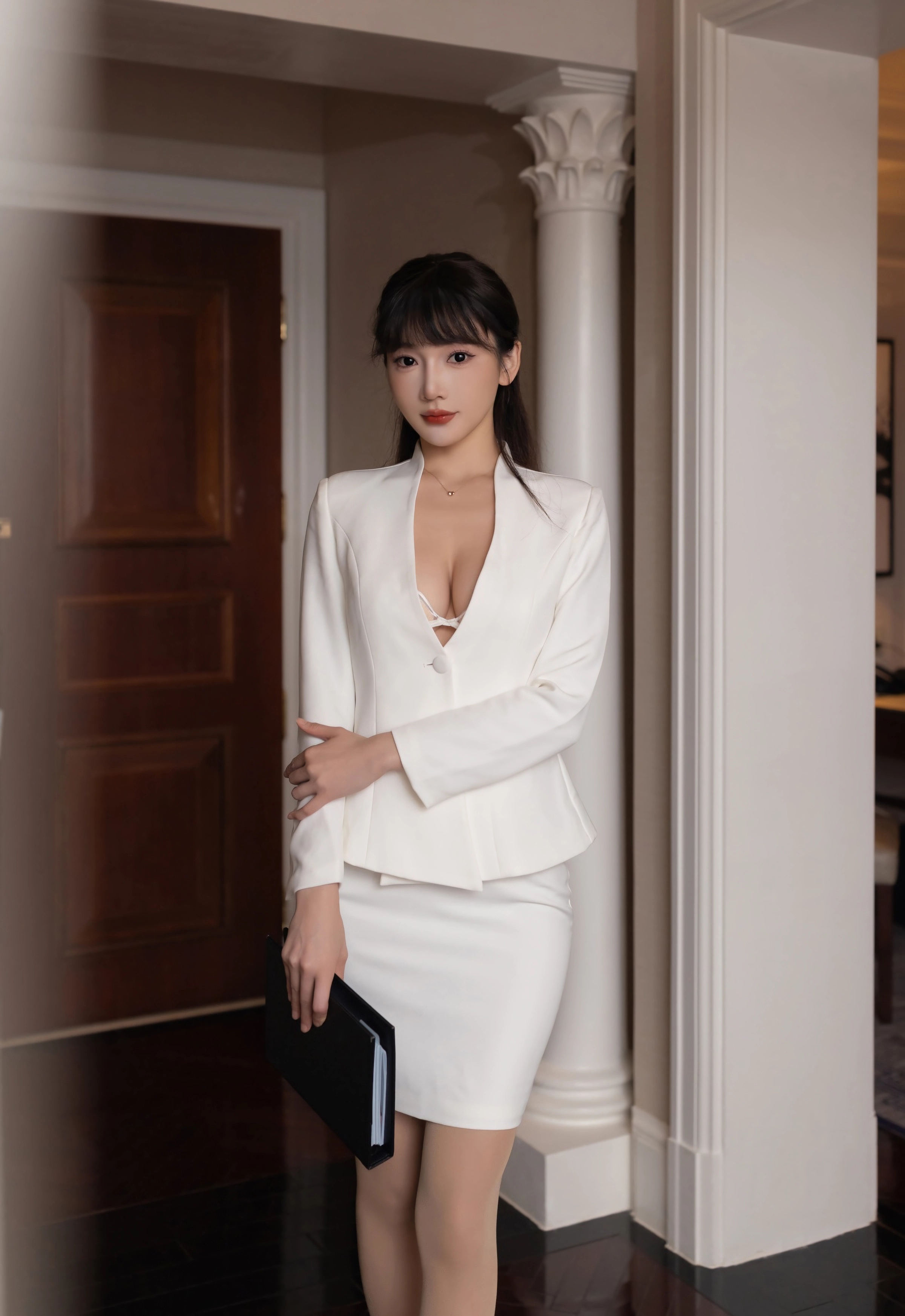 [XiuRen秀人网] No.11042 陆萱萱 性感白色套装 肉色丝袜 西安旅拍写真 [80张]插图