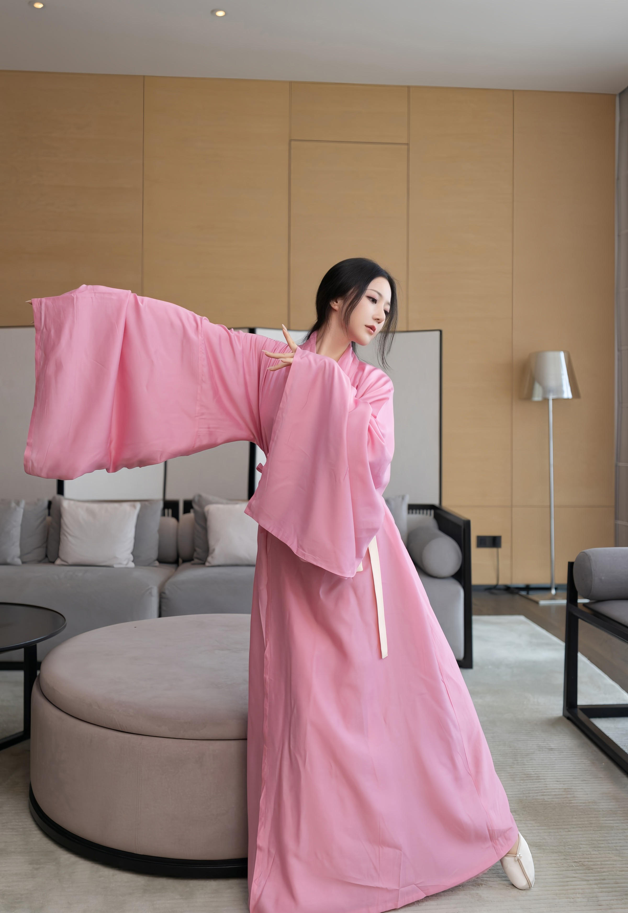 [XiuRen秀人网] No.11049 鱼子酱Fish 粉色月影纱 肉色丝袜 性感写真 [82张]插图1