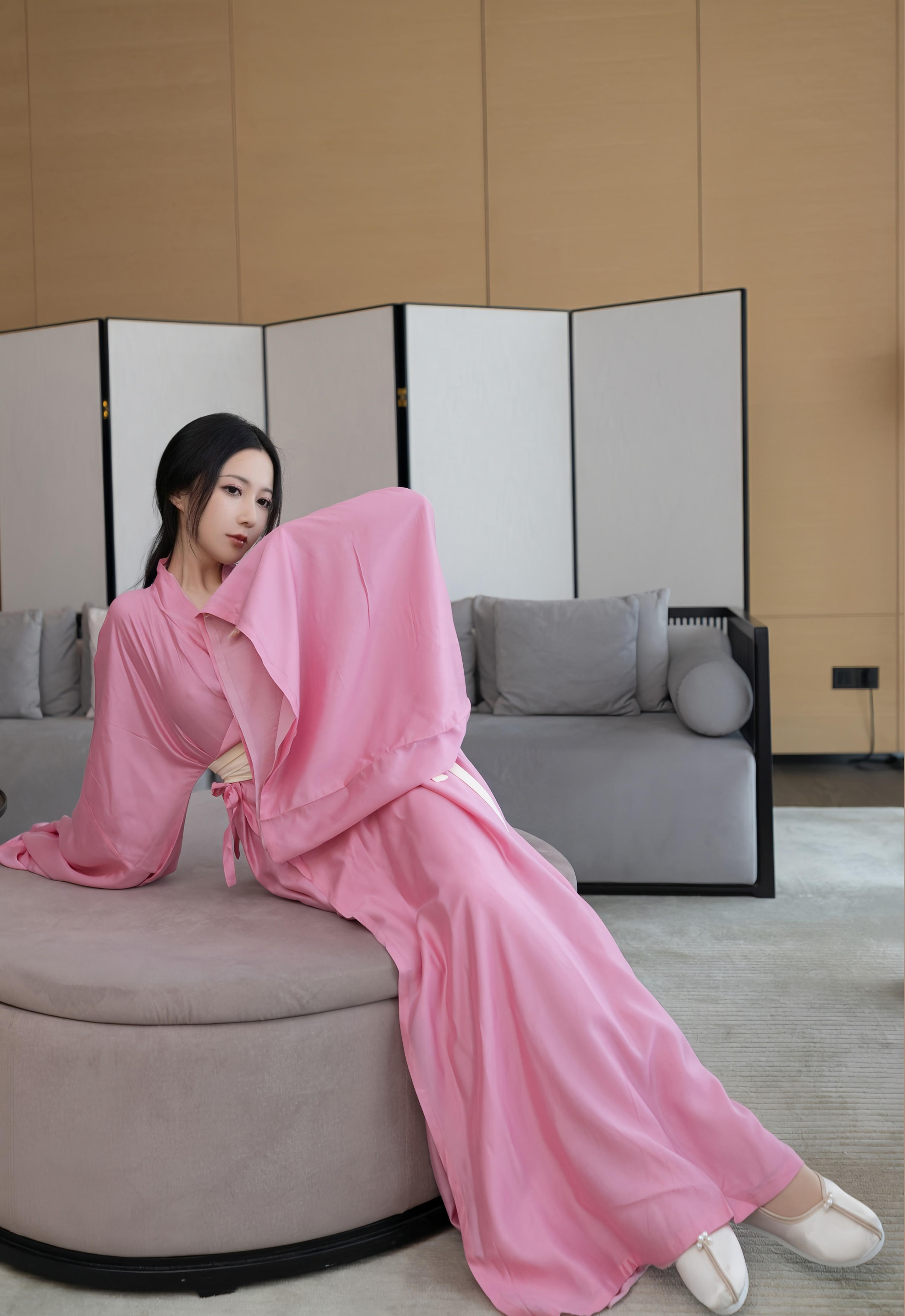 [XiuRen秀人网] No.11049 鱼子酱Fish 粉色月影纱 肉色丝袜 性感写真 [82张]插图1