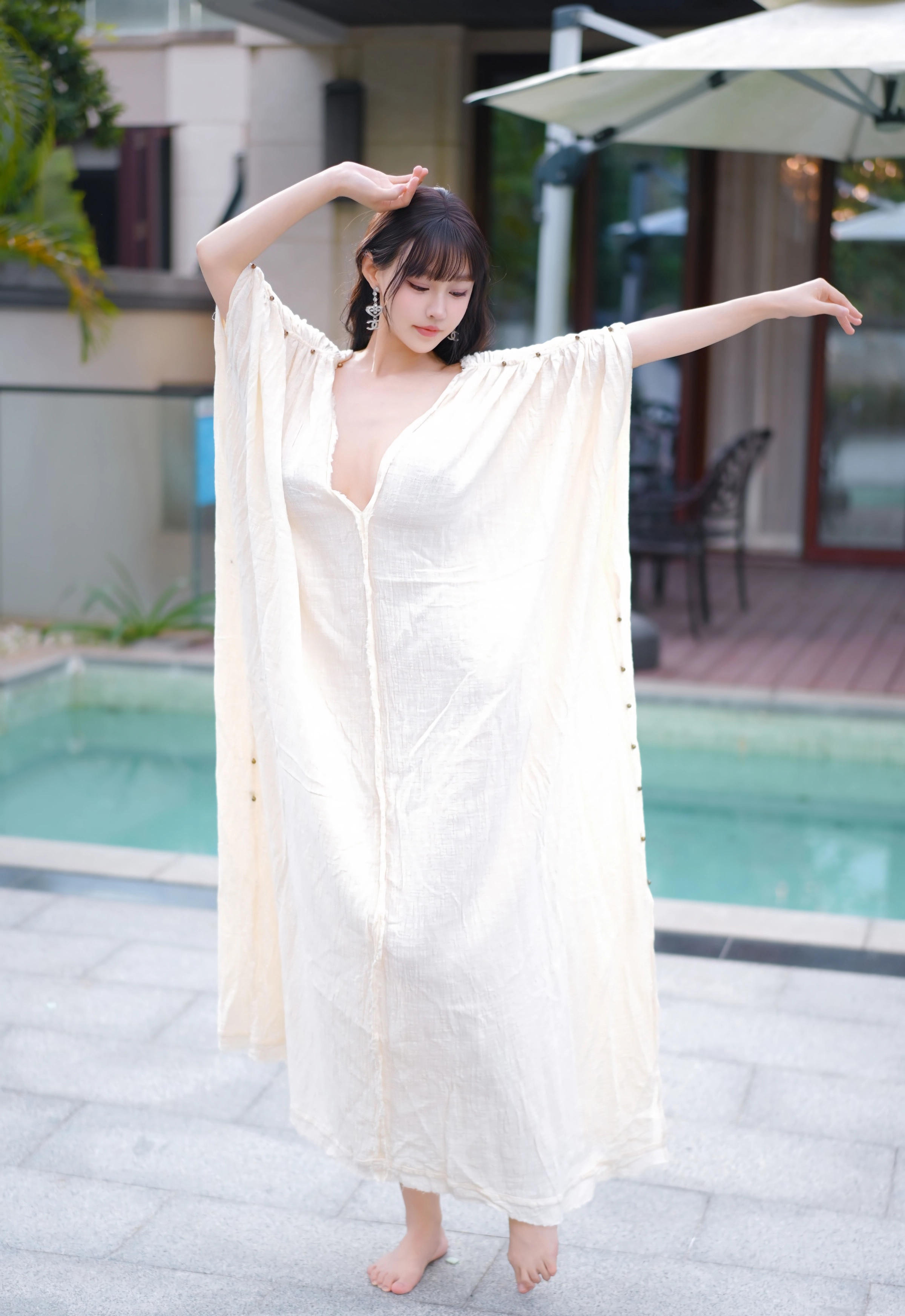[YOUMI尤蜜荟] VOL.1185 心上可Flora 性感浅色浴袍 新加坡旅拍写真 [85张]插图1