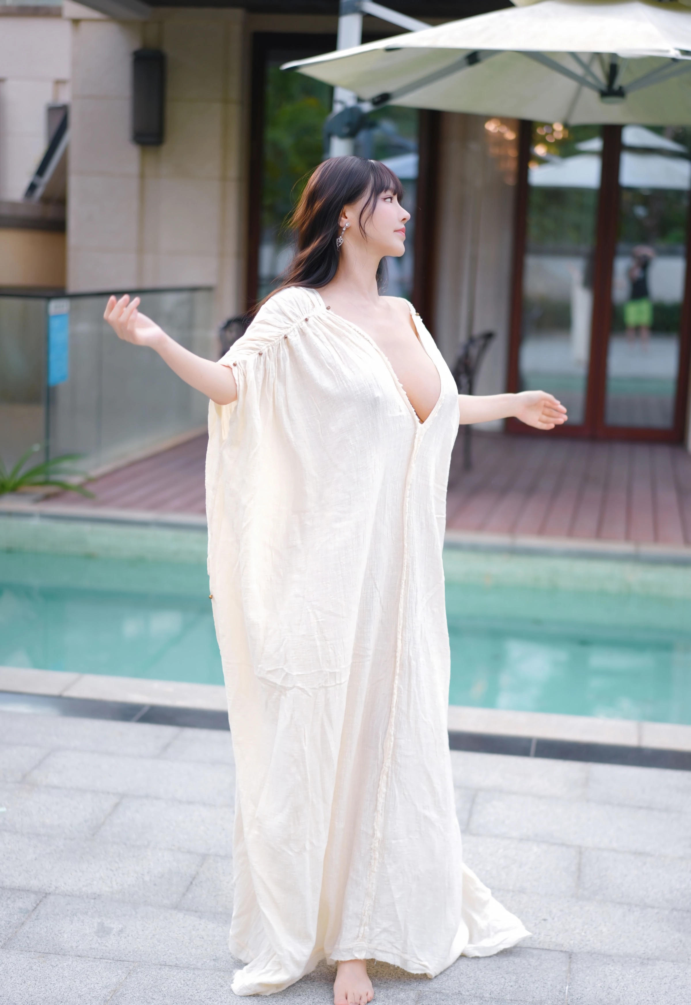 [YOUMI尤蜜荟] VOL.1185 心上可Flora 性感浅色浴袍 新加坡旅拍写真 [85张]插图1