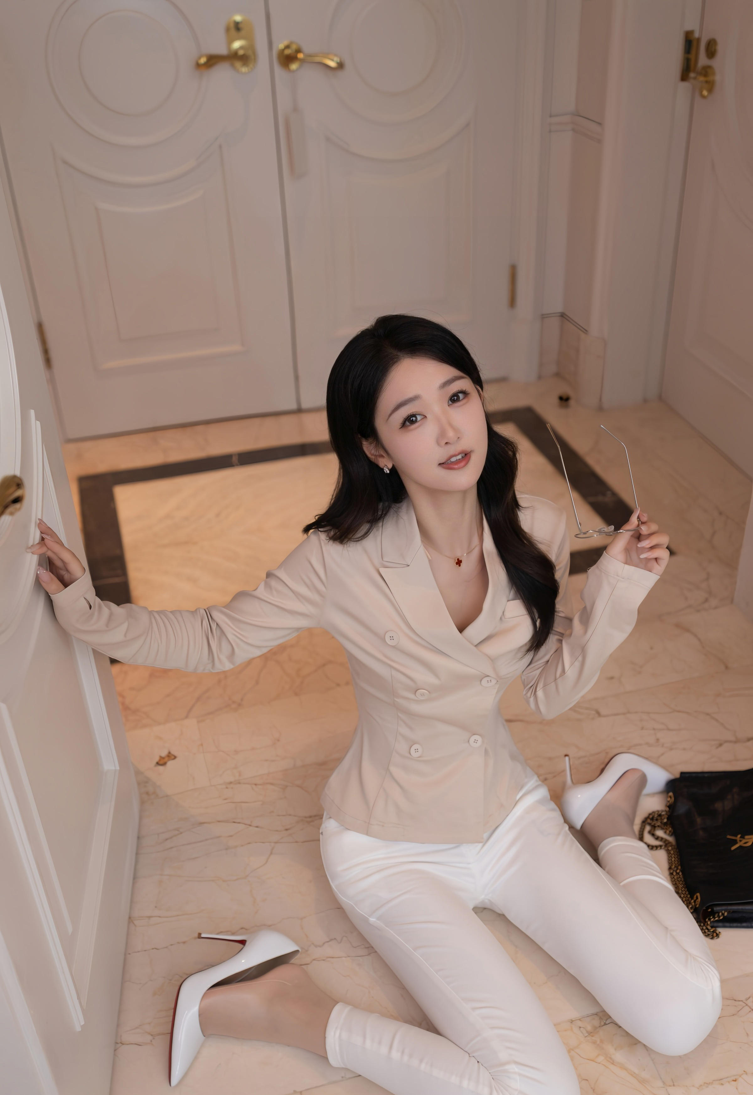 [XiuRen秀人网] No.11053 唐安琪 OL服饰 浅色内衣 性感写真 [84张]插图1