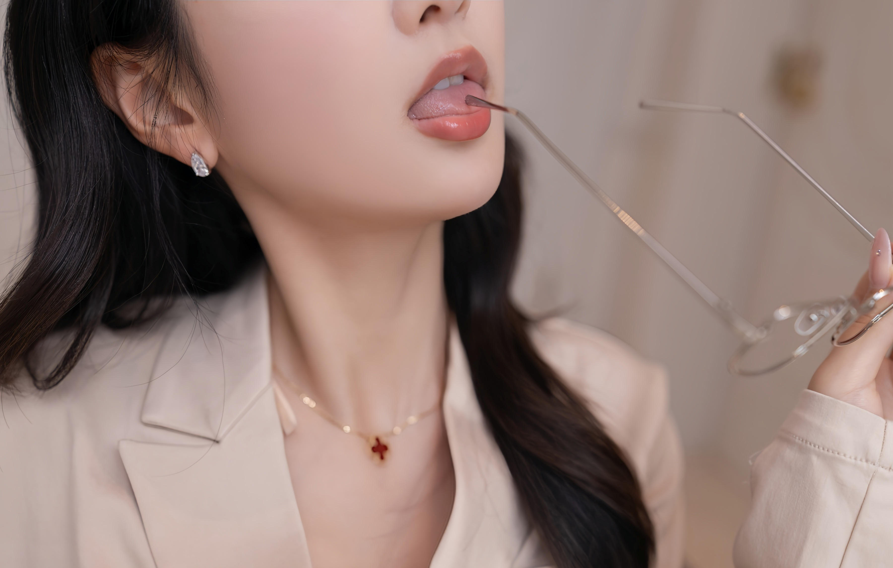 [XiuRen秀人网] No.11053 唐安琪 OL服饰 浅色内衣 性感写真 [84张]插图1