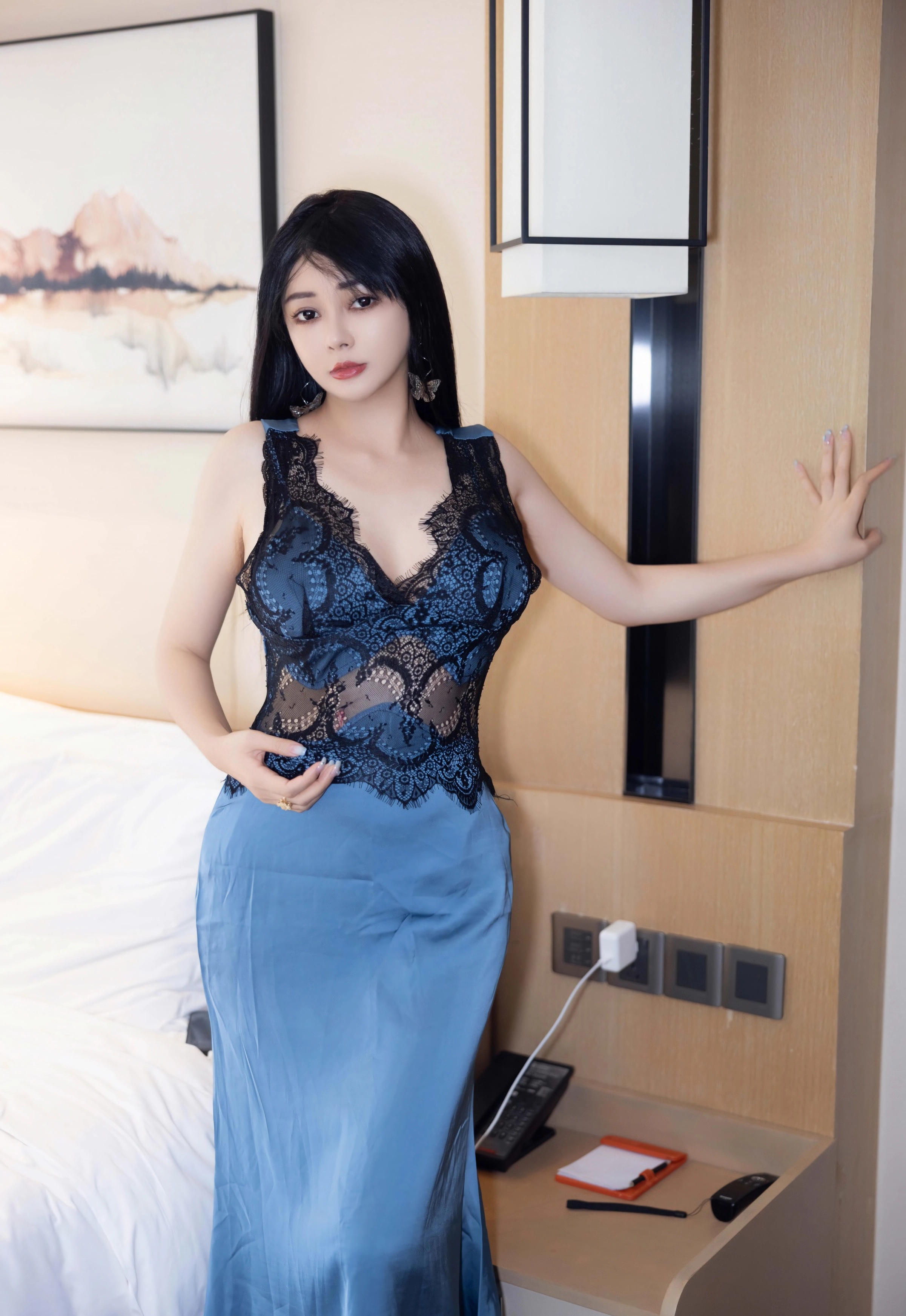 [HuaYang花漾写真] VOL.652 凯竹法师～ 蓝色连衣裙 白色丝袜 性感写真 [77张]插图1