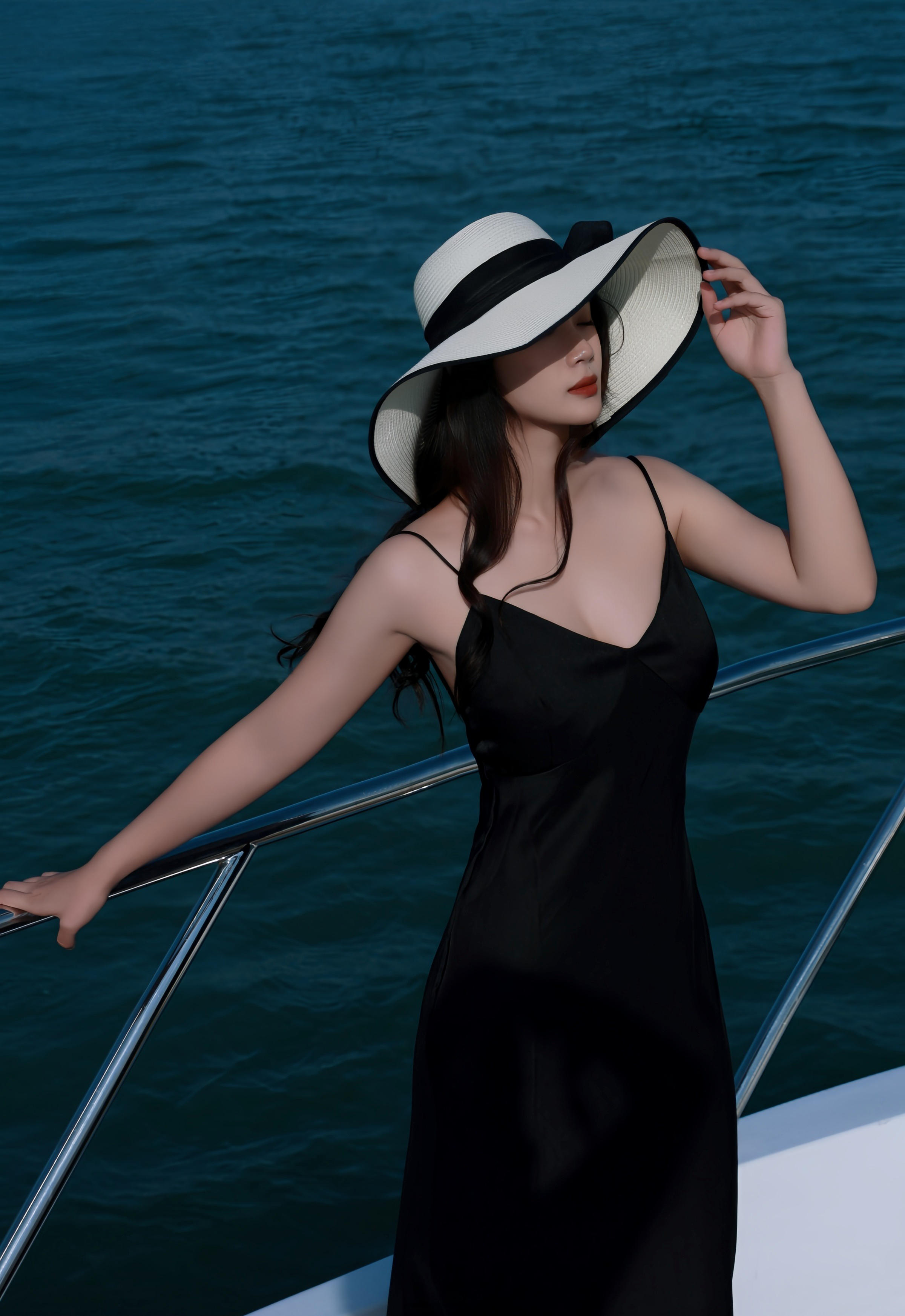 [XiuRen秀人网] No.11074 南乔 黑色连衣短裙 性感写真 [82张]插图1