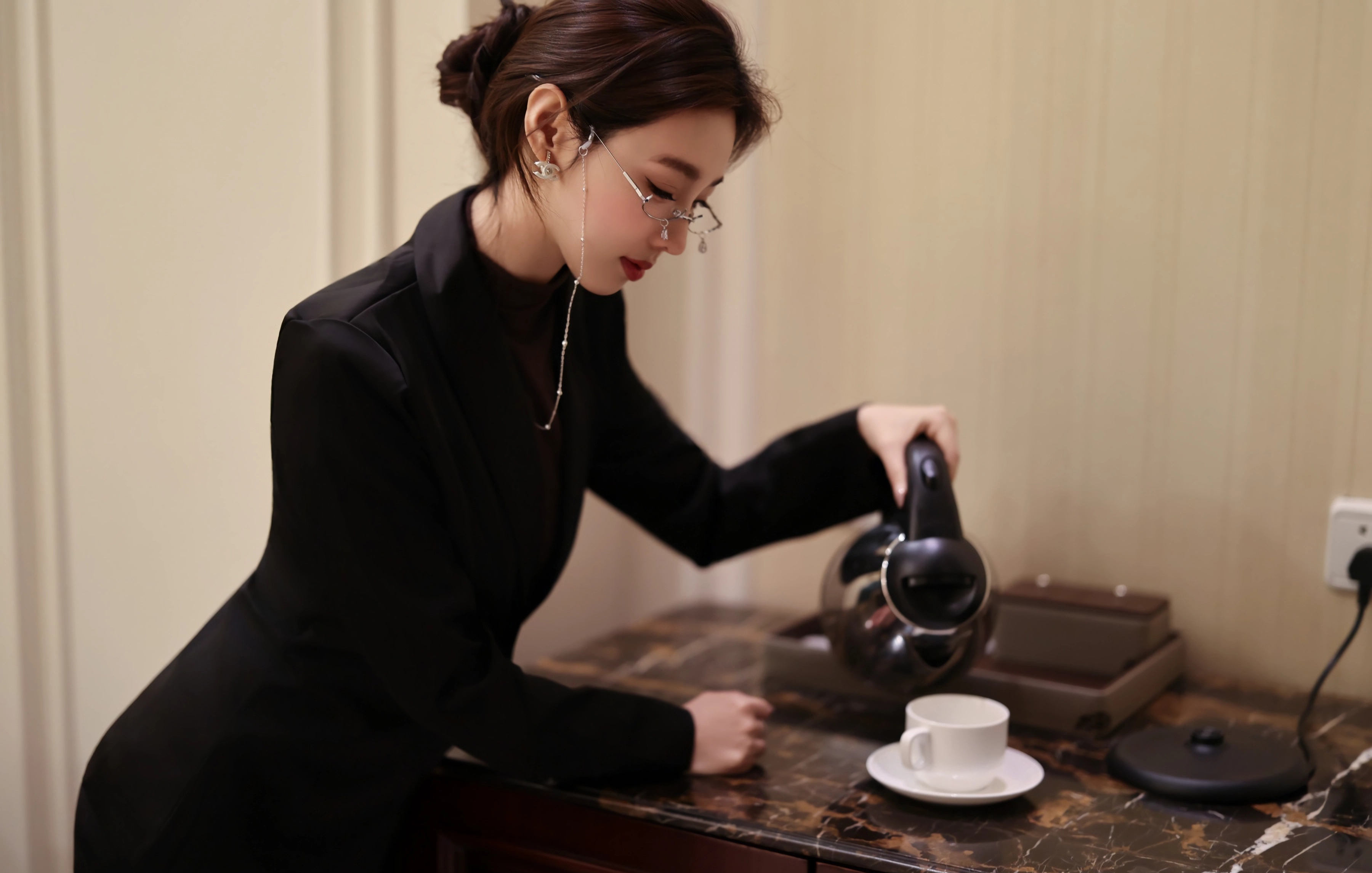 [YOUMI尤蜜荟] VOL.1186 Twins-桃桃 黑色西服 魅惑黑丝 性感写真 [100张]插图