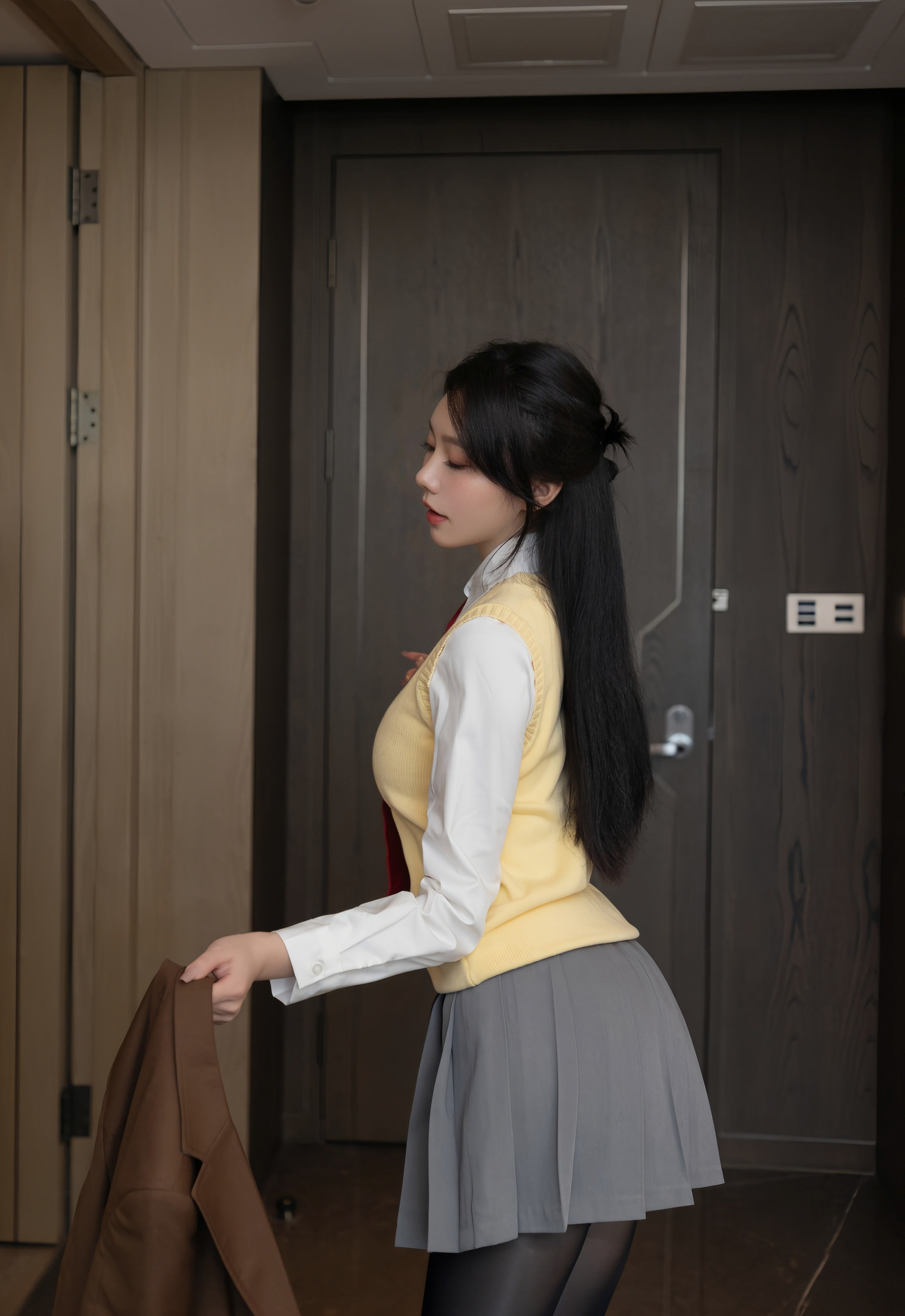 [XiuRen秀人网] No.11087 安然anran 学生装扮 性感魅惑黑丝 西安旅拍写真 [77张]插图1