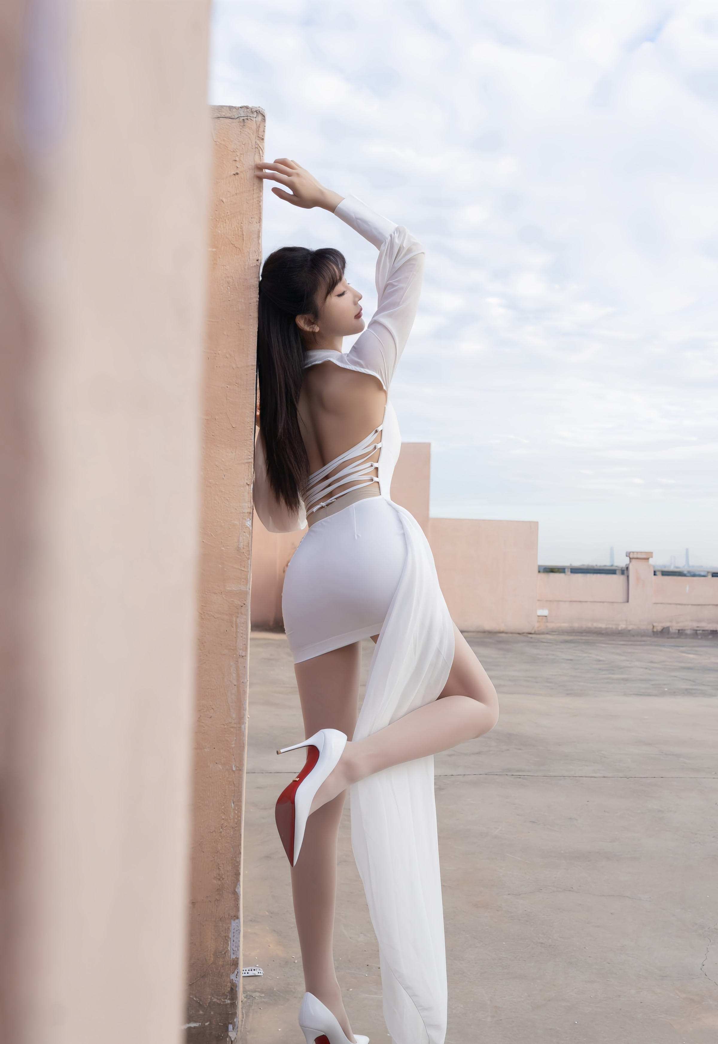 [XiuRen秀人网] No.11100 陆萱萱 白色套装 性感诱人肉色丝袜 西安旅拍写真 [80张]插图1