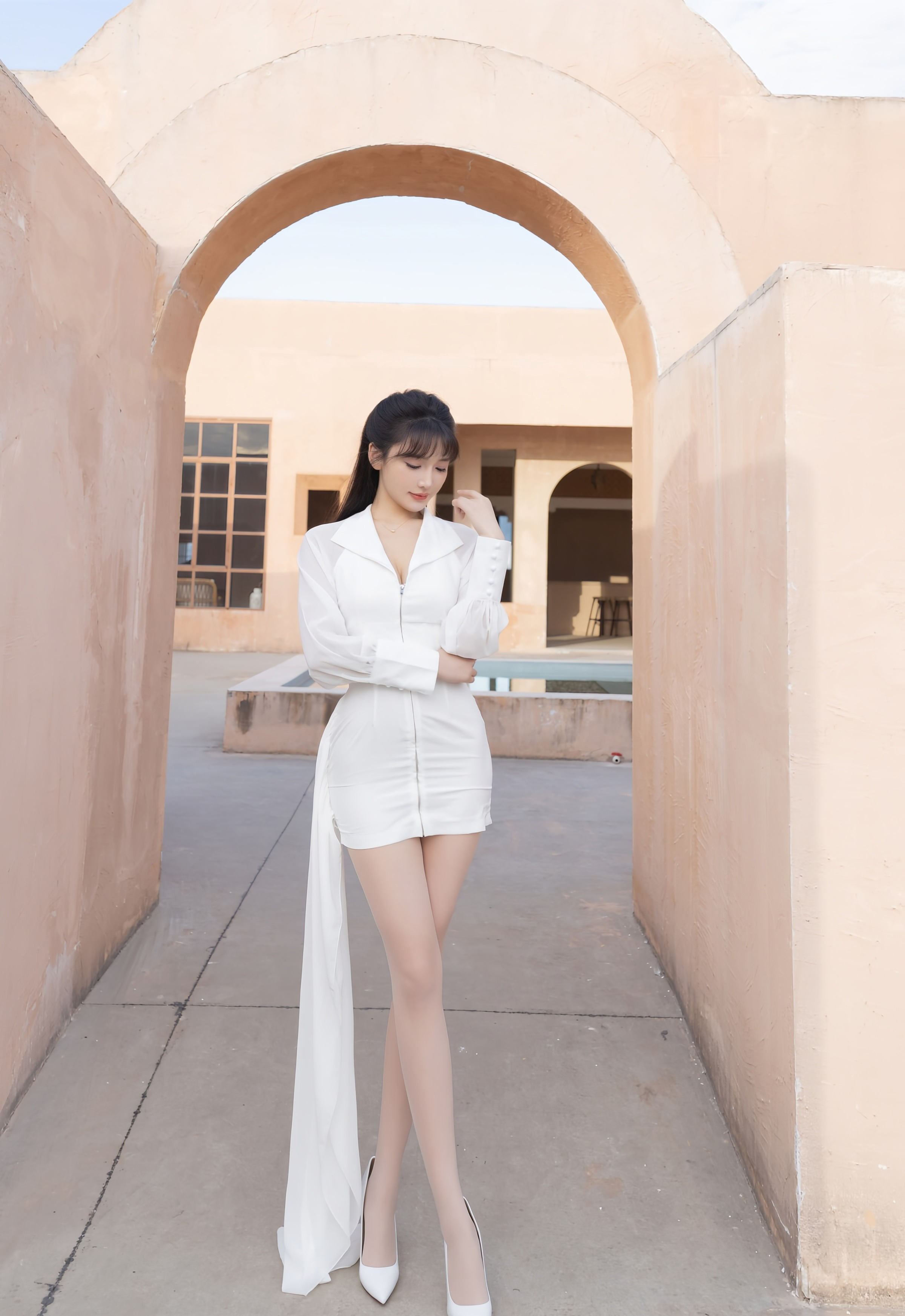 [XiuRen秀人网] No.11100 陆萱萱 白色套装 性感诱人肉色丝袜 西安旅拍写真 [80张]插图1