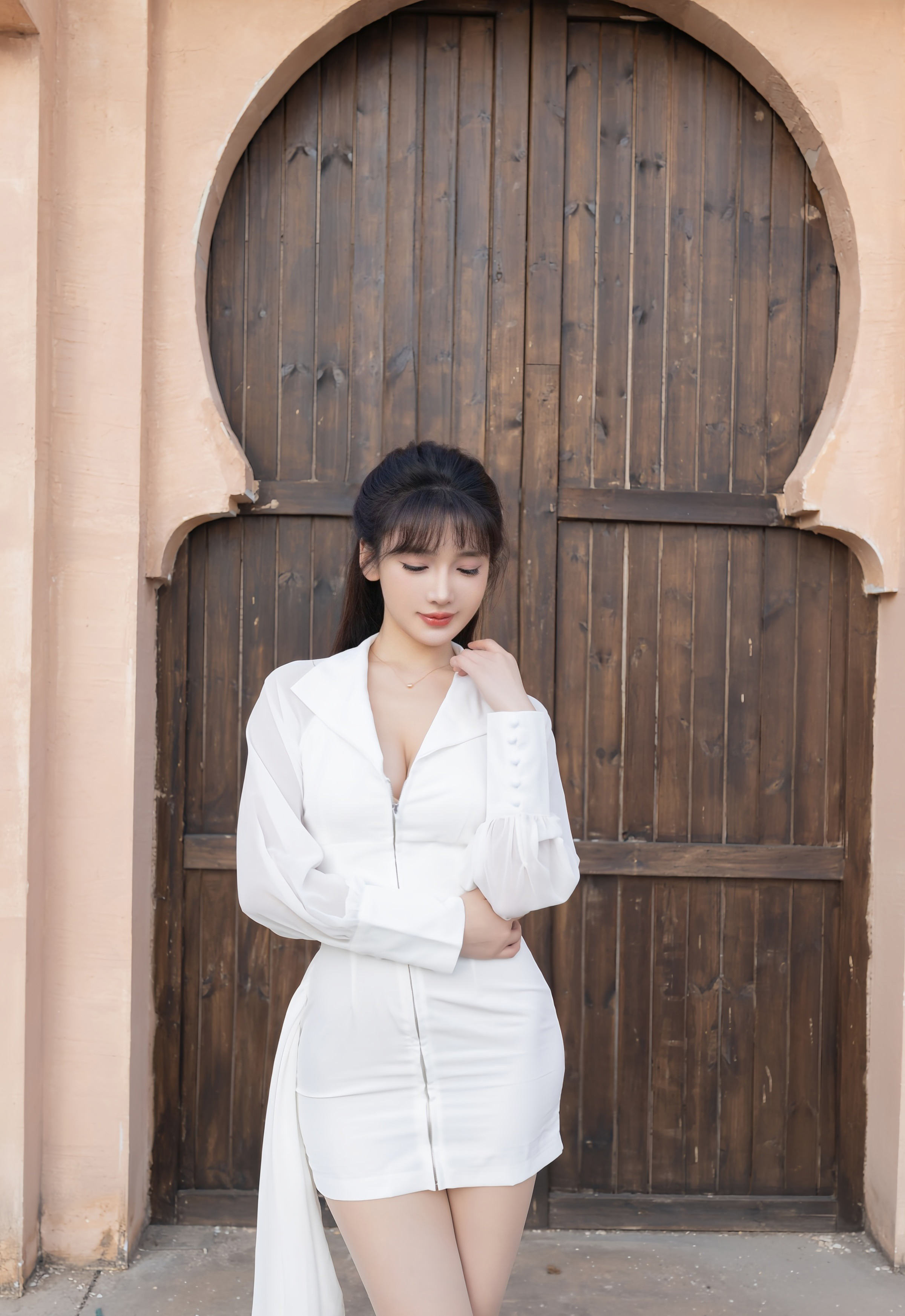 [XiuRen秀人网] No.11100 陆萱萱 白色套装 性感诱人肉色丝袜 西安旅拍写真 [80张]插图