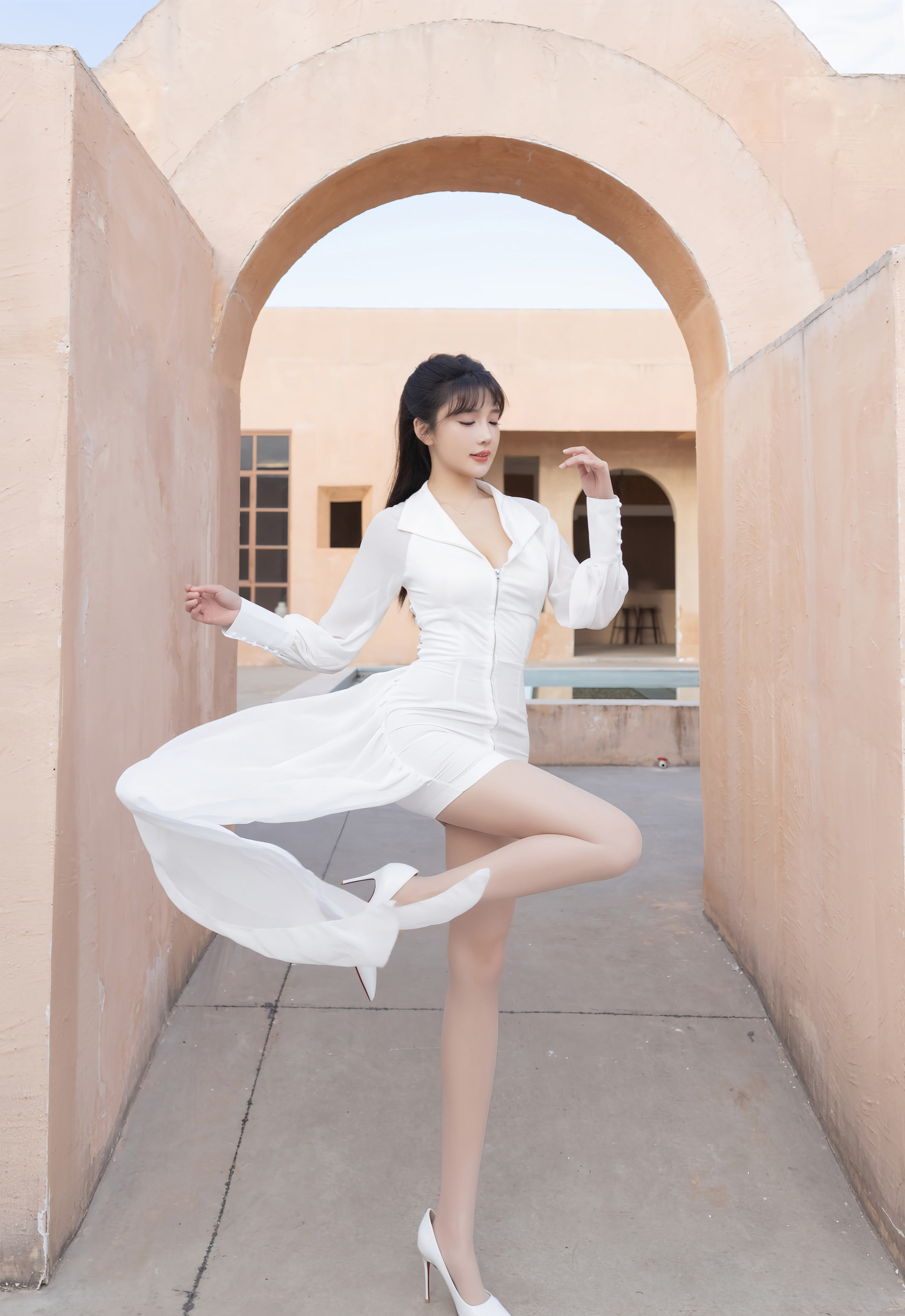 [XiuRen秀人网] No.11100 陆萱萱 白色套装 性感诱人肉色丝袜 西安旅拍写真 [80张]插图