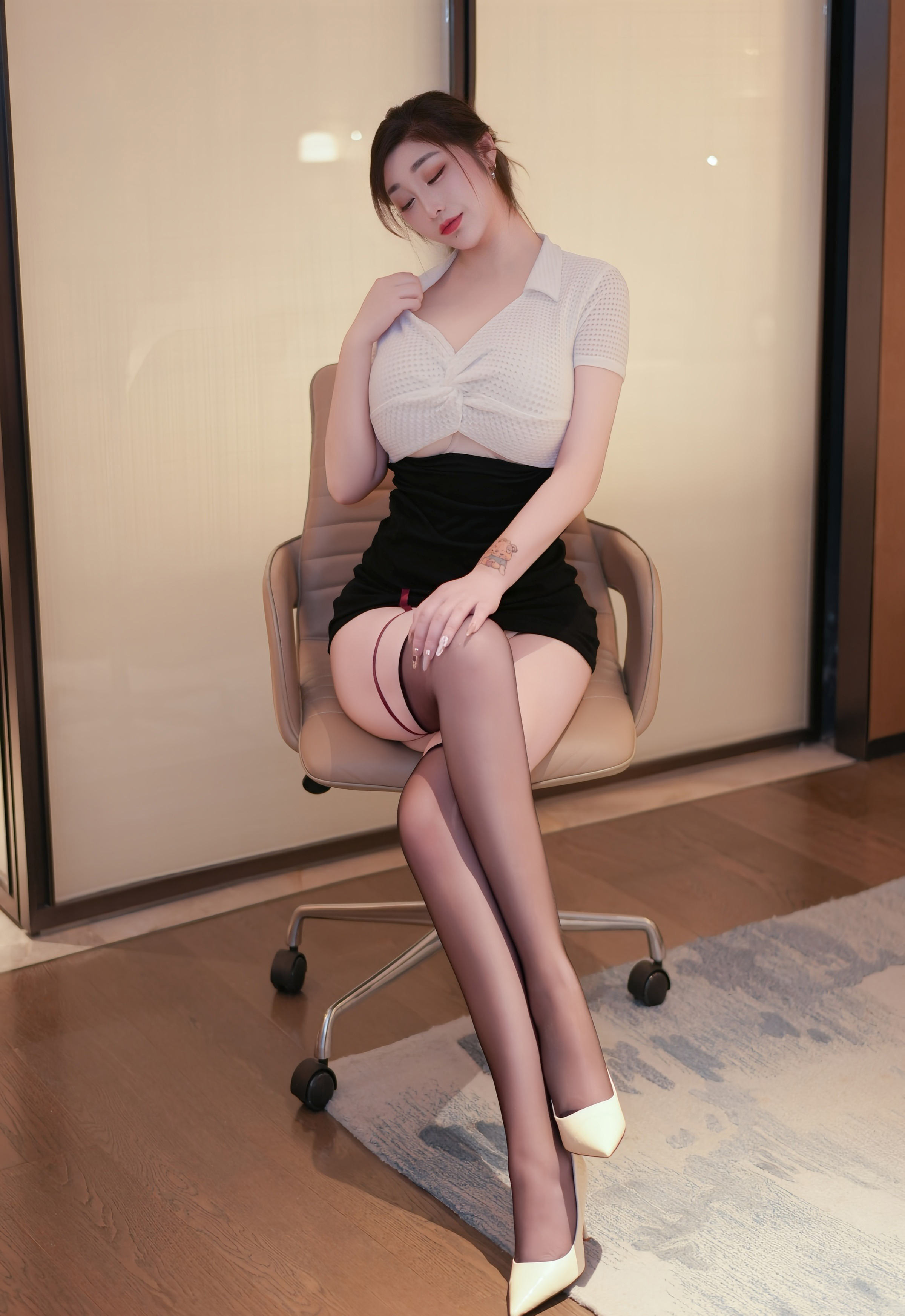 [XiuRen秀人网] No.11102 妲己_Toxic 感黑色包臀裙 性感写真 [76张]插图