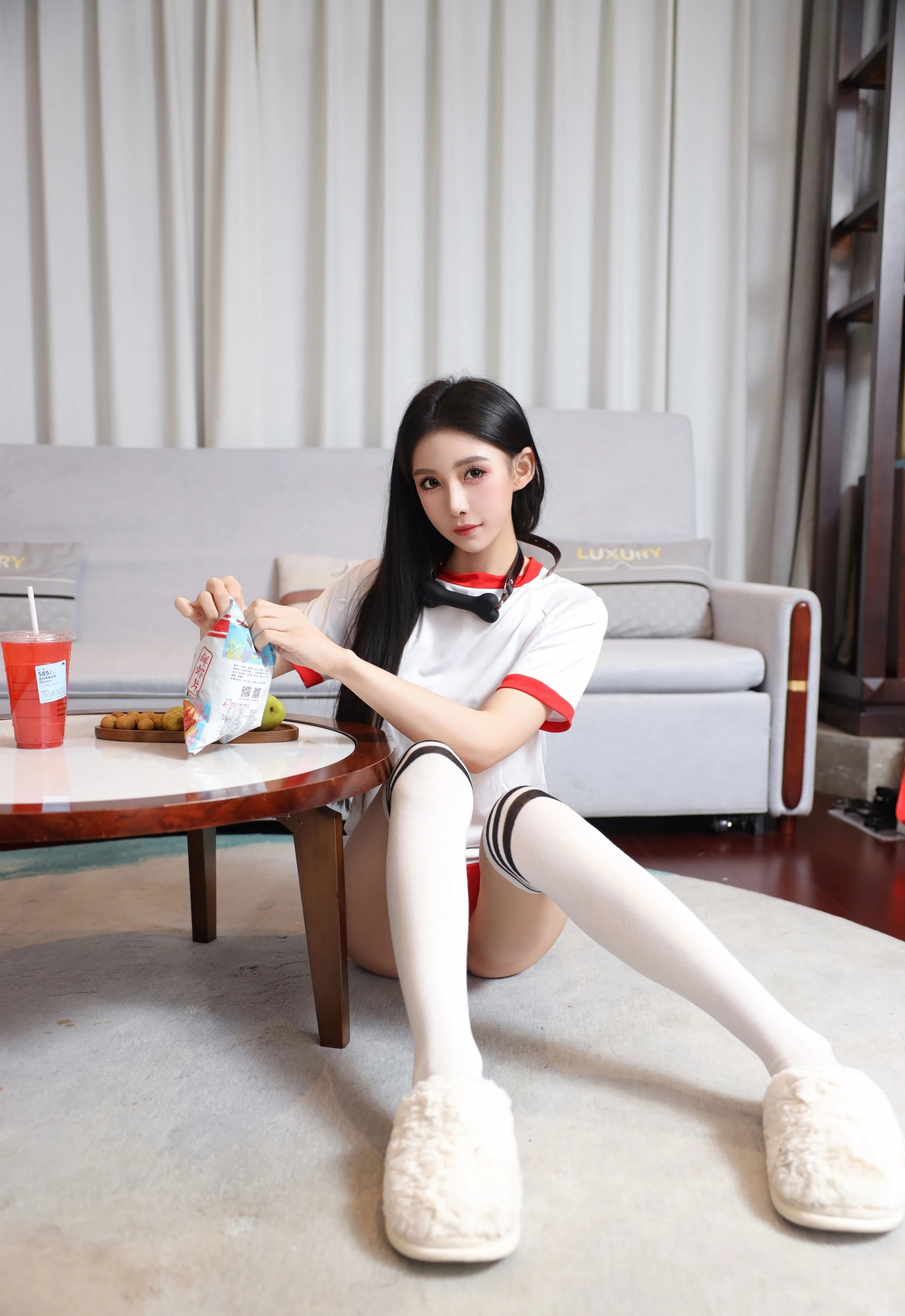 [XiuRen秀人网] No.11110 许微微呀 白色T恤 白色丝袜 性感写真 [86张]插图1