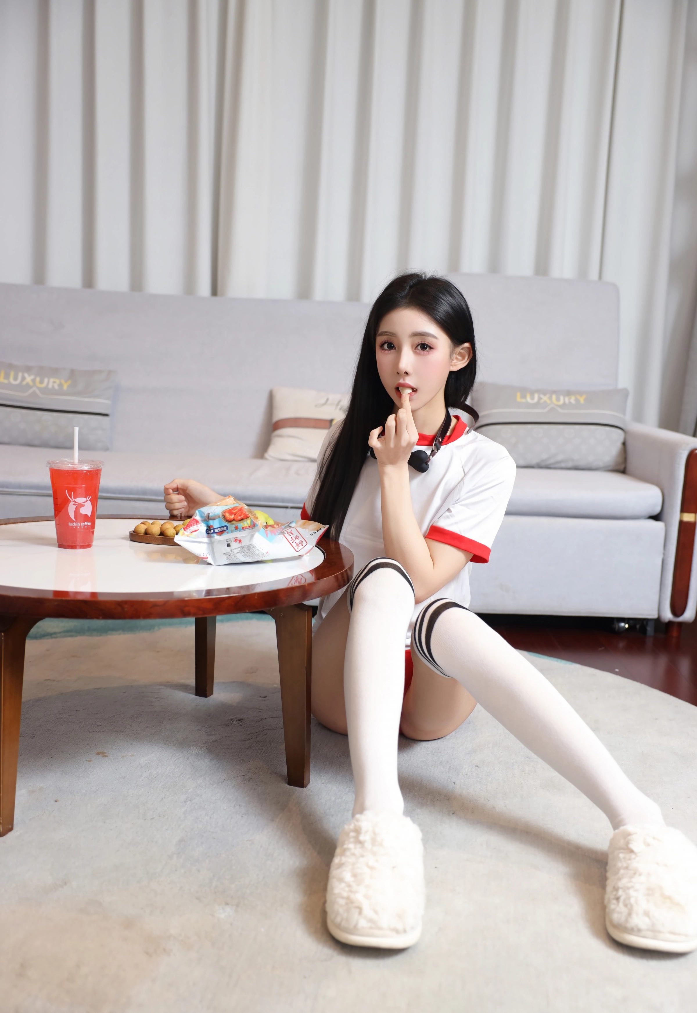 [XiuRen秀人网] No.11110 许微微呀 白色T恤 白色丝袜 性感写真 [86张]插图1