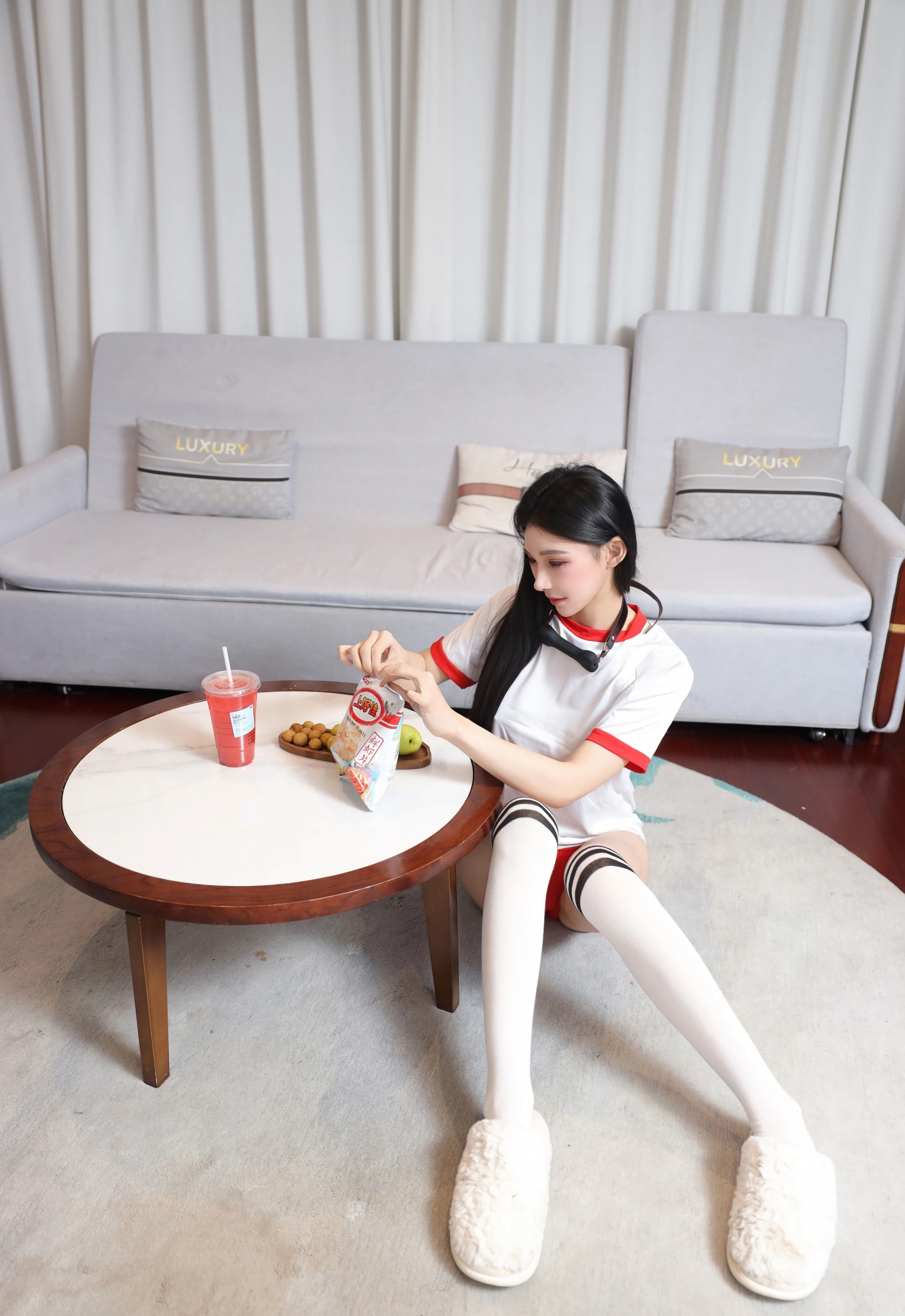 [XiuRen秀人网] No.11110 许微微呀 白色T恤 白色丝袜 性感写真 [86张]插图