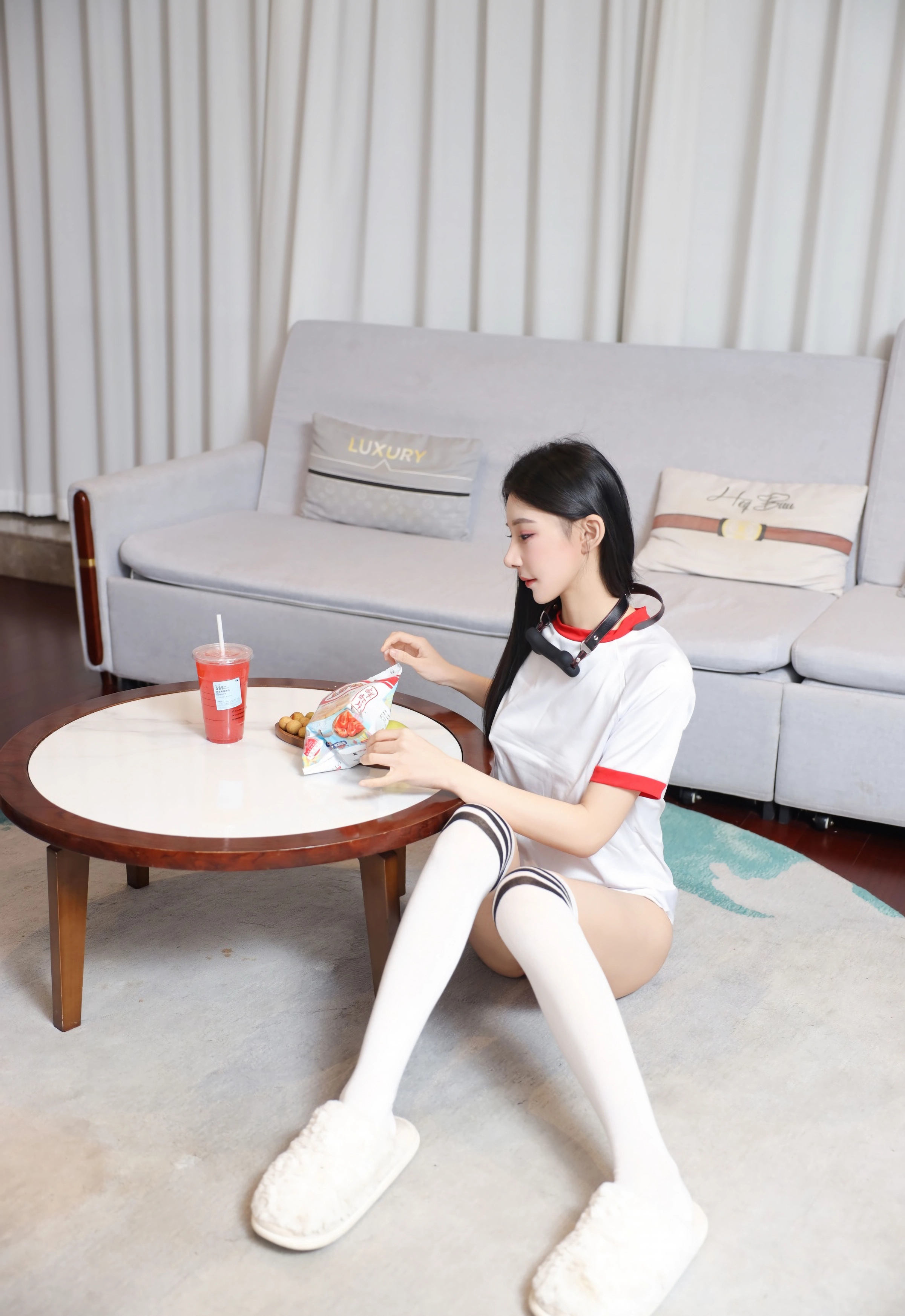 [XiuRen秀人网] No.11110 许微微呀 白色T恤 白色丝袜 性感写真 [86张]插图