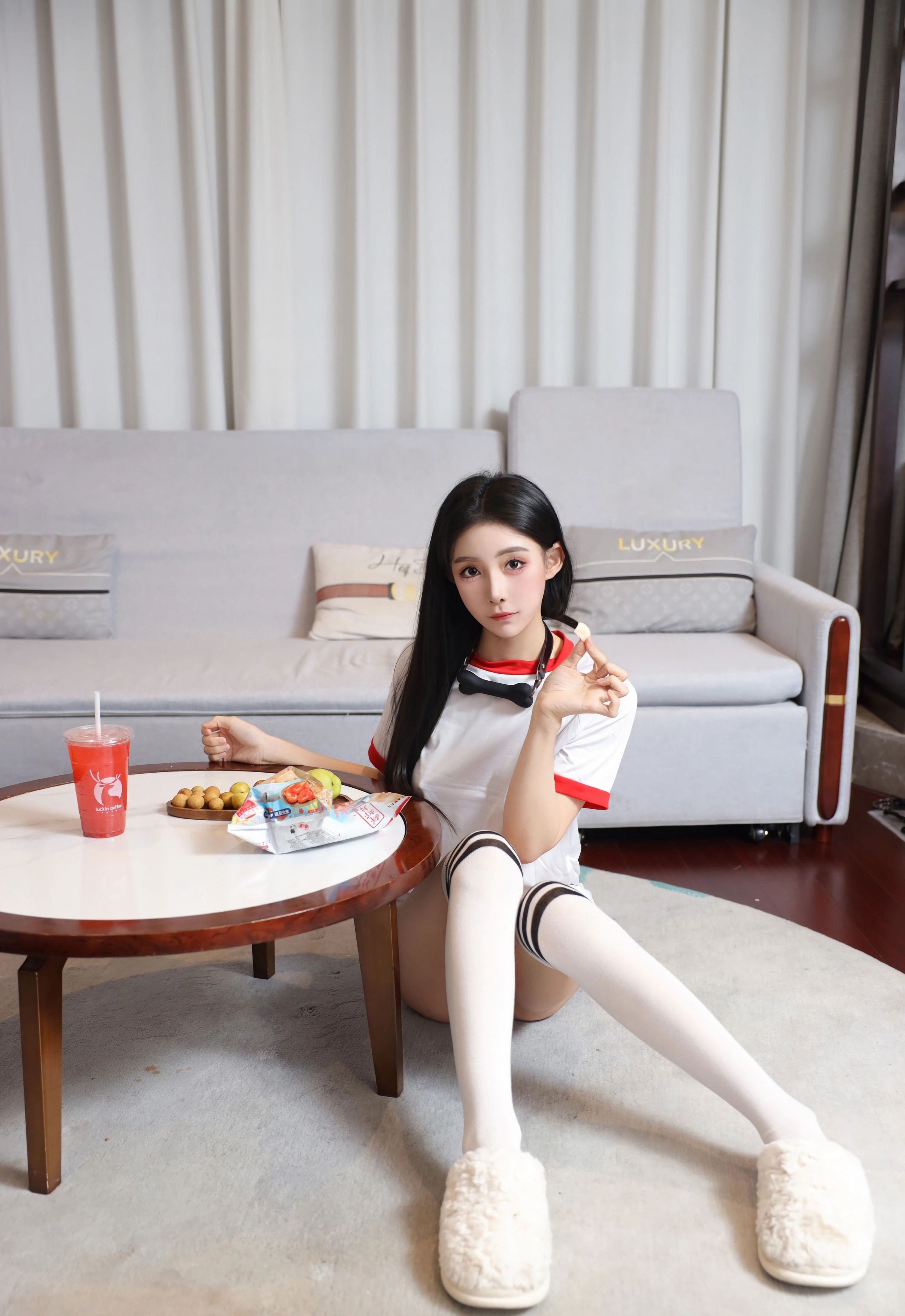 [XiuRen秀人网] No.11110 许微微呀 白色T恤 白色丝袜 性感写真 [86张]插图