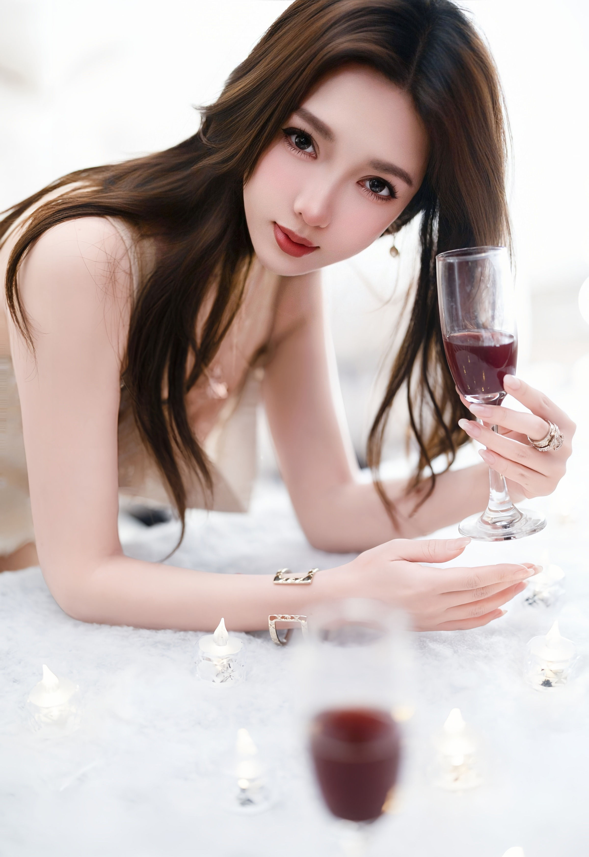 [YOUMI尤蜜荟] VOL.1191 Twins-桃桃 浅色连衣短裙 诱人肉色丝袜 性感写真 [72张]插图1