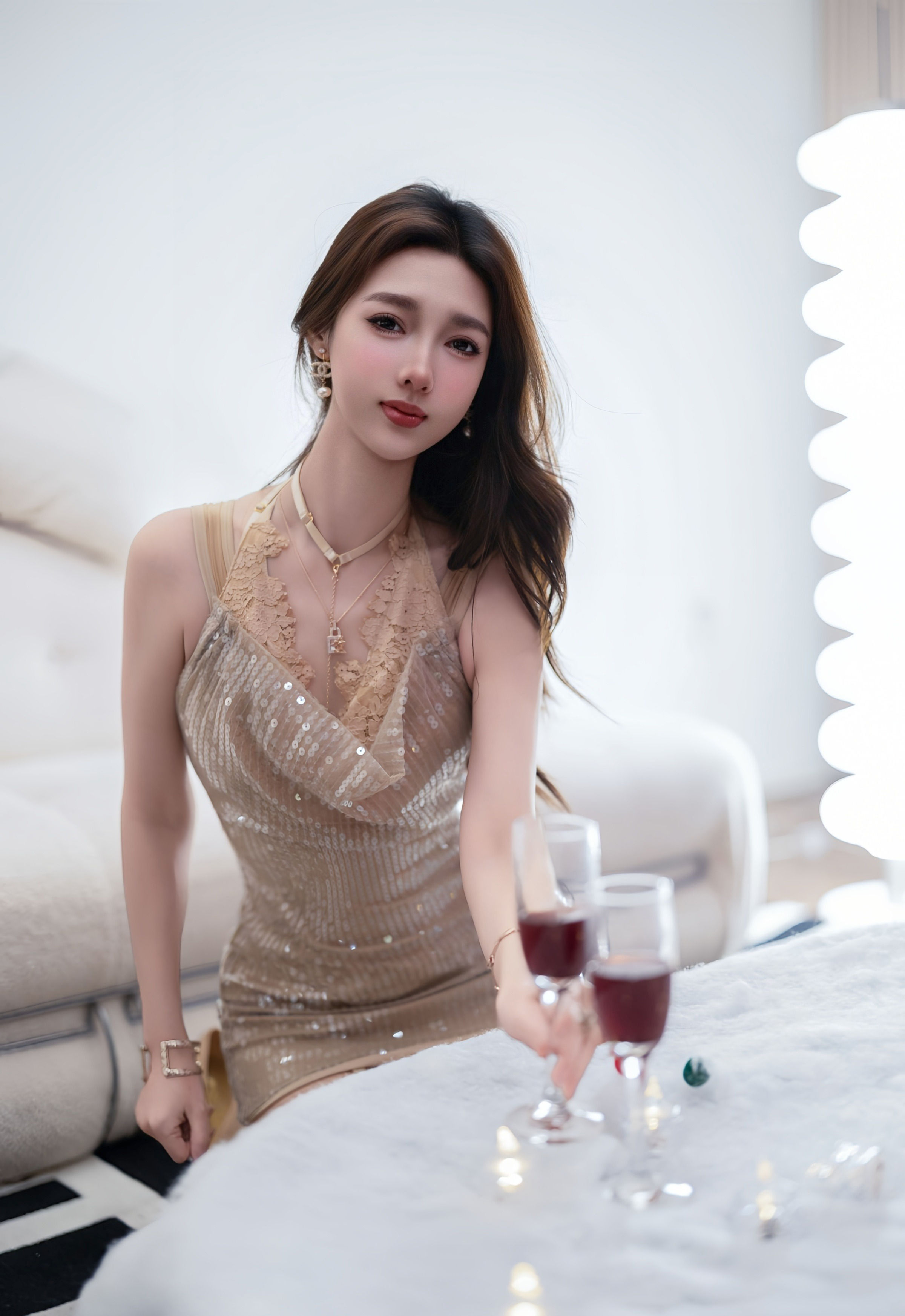 [YOUMI尤蜜荟] VOL.1191 Twins-桃桃 浅色连衣短裙 诱人肉色丝袜 性感写真 [72张]插图1