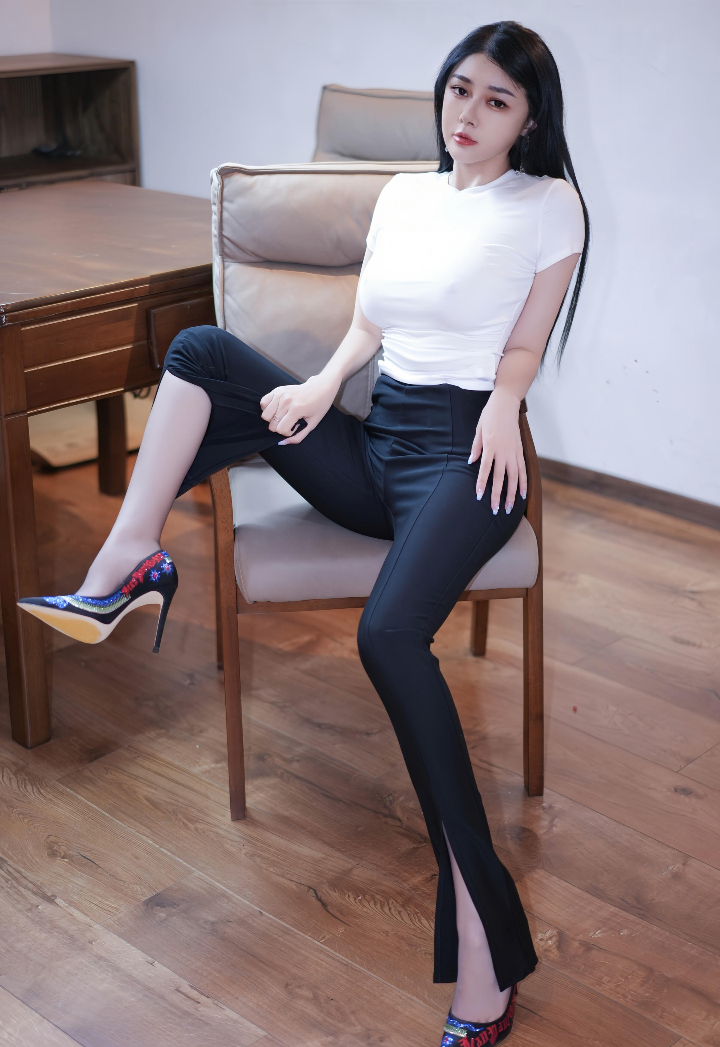 [XiuRen秀人网] No.11142 凯竹法师～ 白色T恤 灰色丝袜 性感写真 [60张]插图