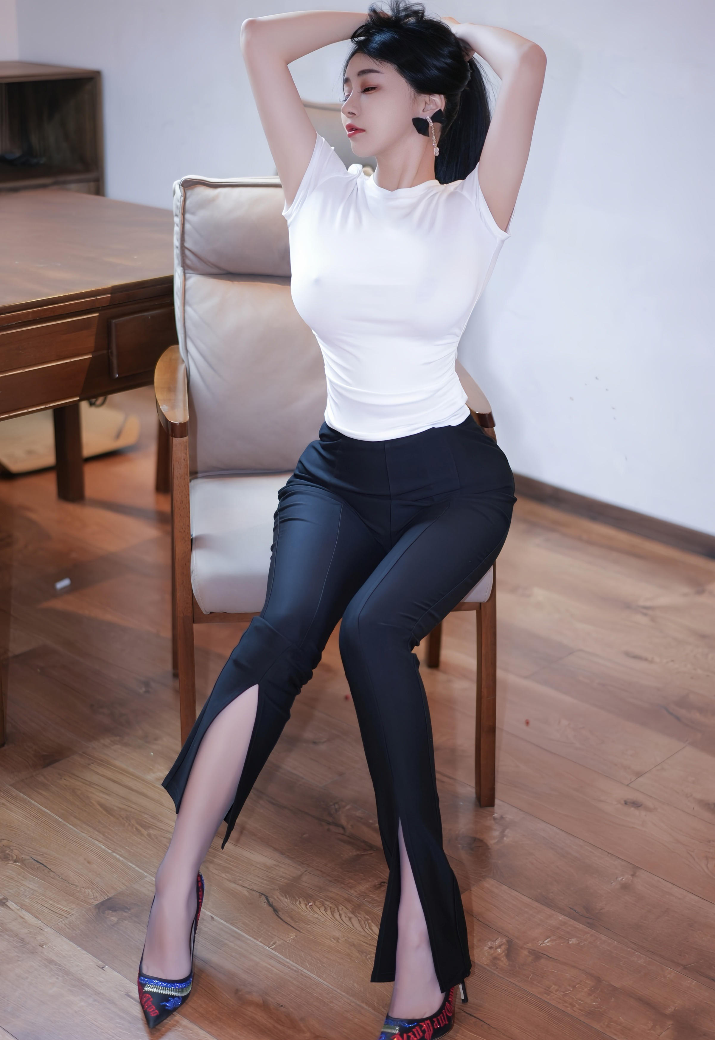 [XiuRen秀人网] No.11142 凯竹法师～ 白色T恤 灰色丝袜 性感写真 [60张]插图1