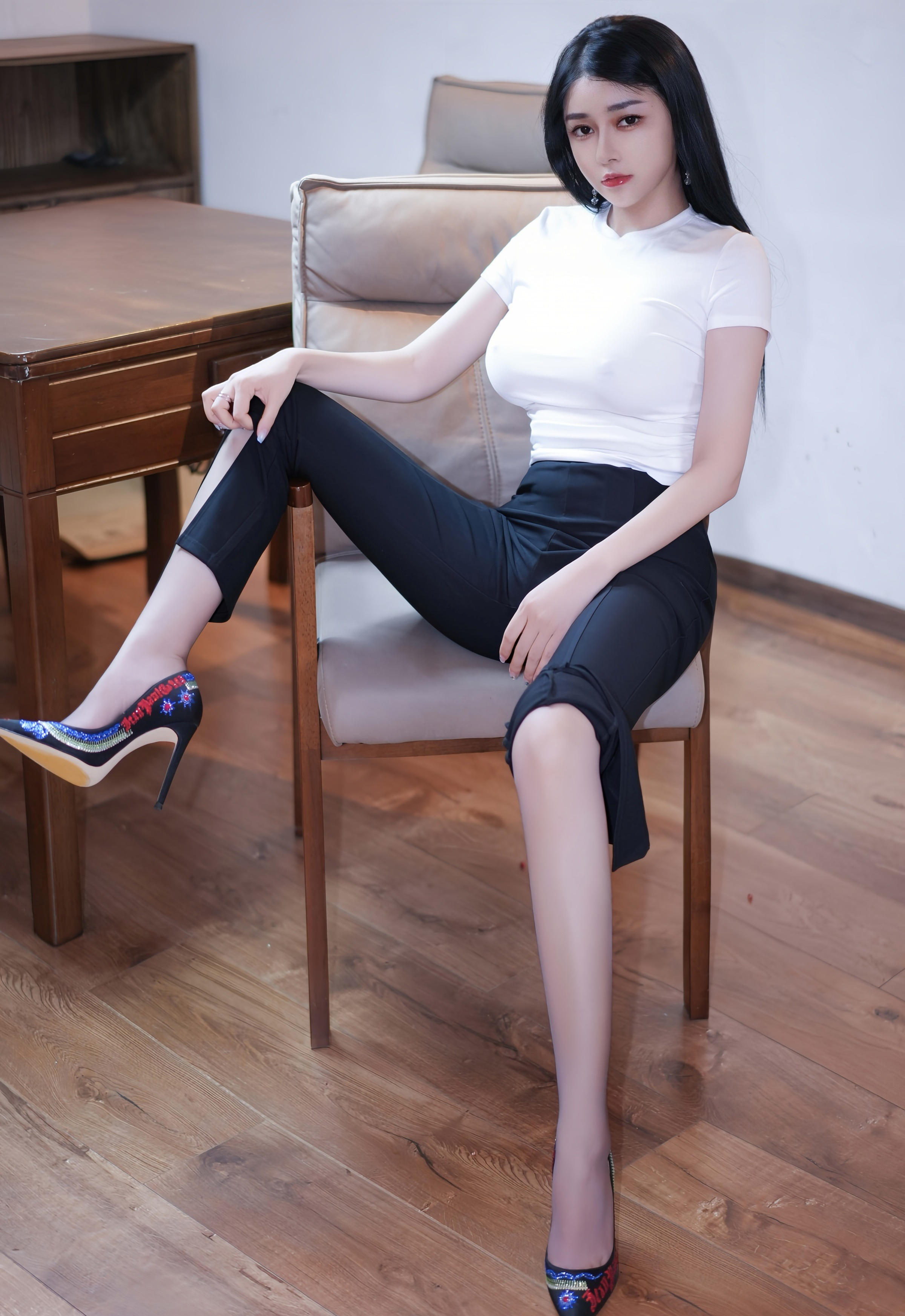 [XiuRen秀人网] No.11142 凯竹法师～ 白色T恤 灰色丝袜 性感写真 [60张]插图1