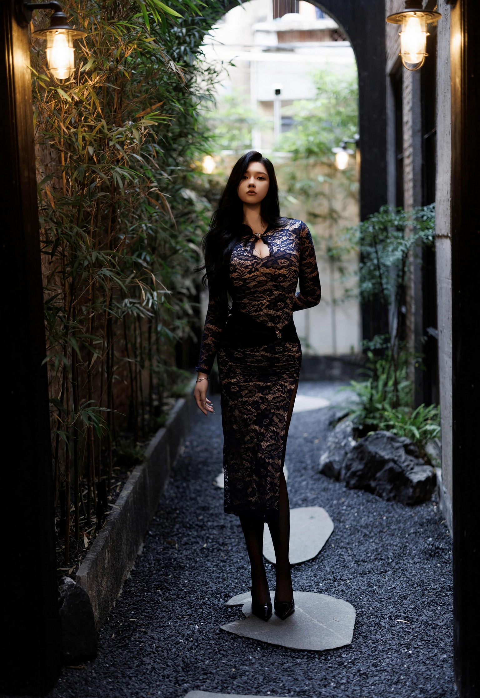 [XiuRen秀人网] No.11148 娜比 性感蕾丝长裙 魅惑黑丝 西安旅拍写真 [82张]插图1