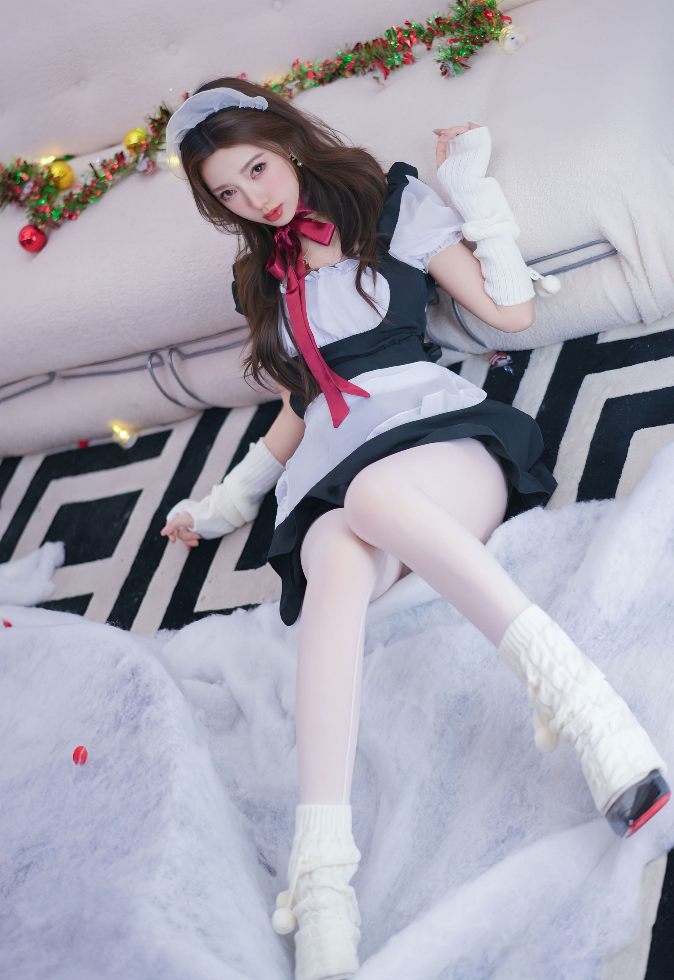 [XiuRen秀人网] No.11152 Twins-桃桃 女仆装扮 白色丝袜 性感写真 [77张]插图