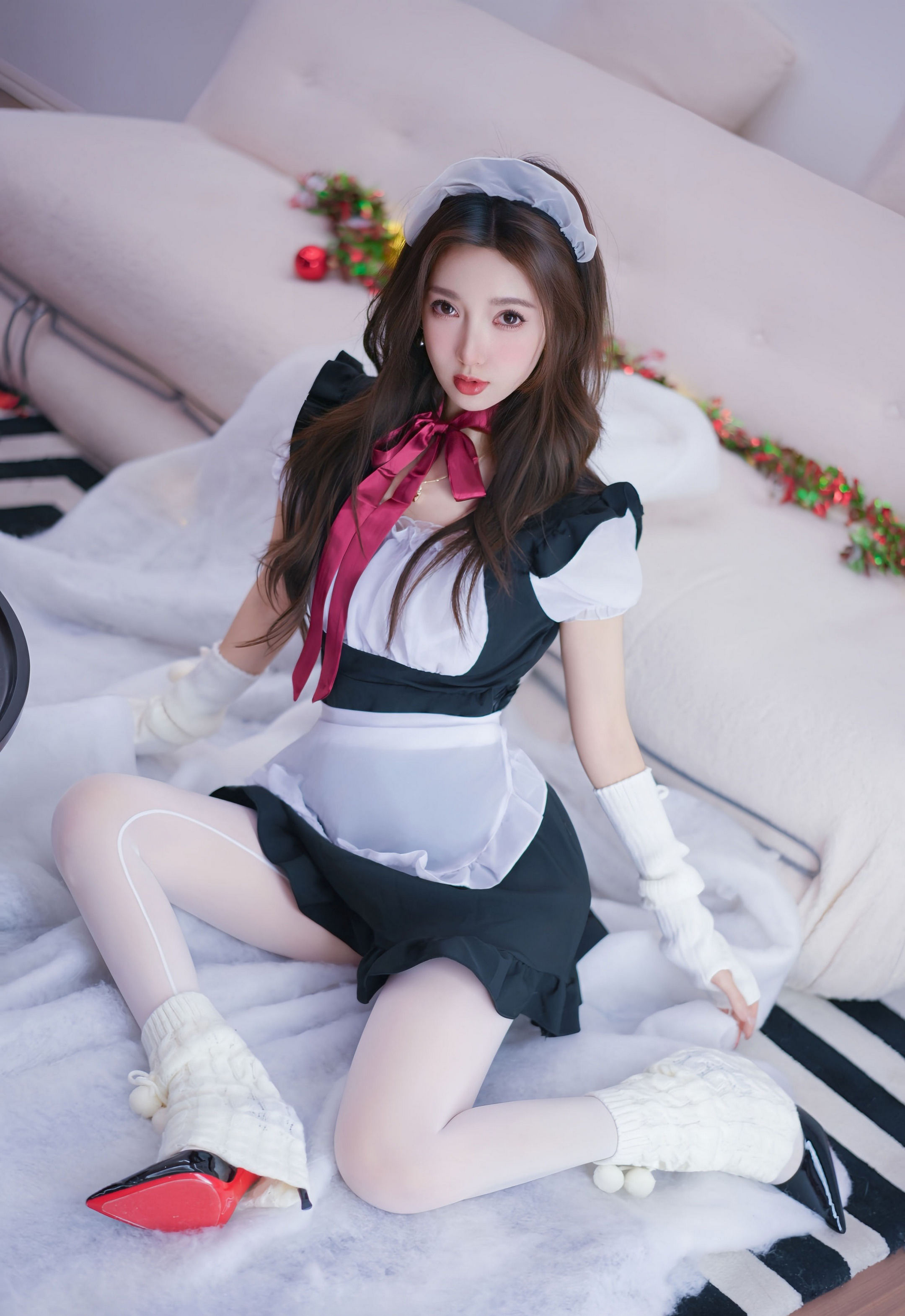 [XiuRen秀人网] No.11152 Twins-桃桃 女仆装扮 白色丝袜 性感写真 [77张]插图1