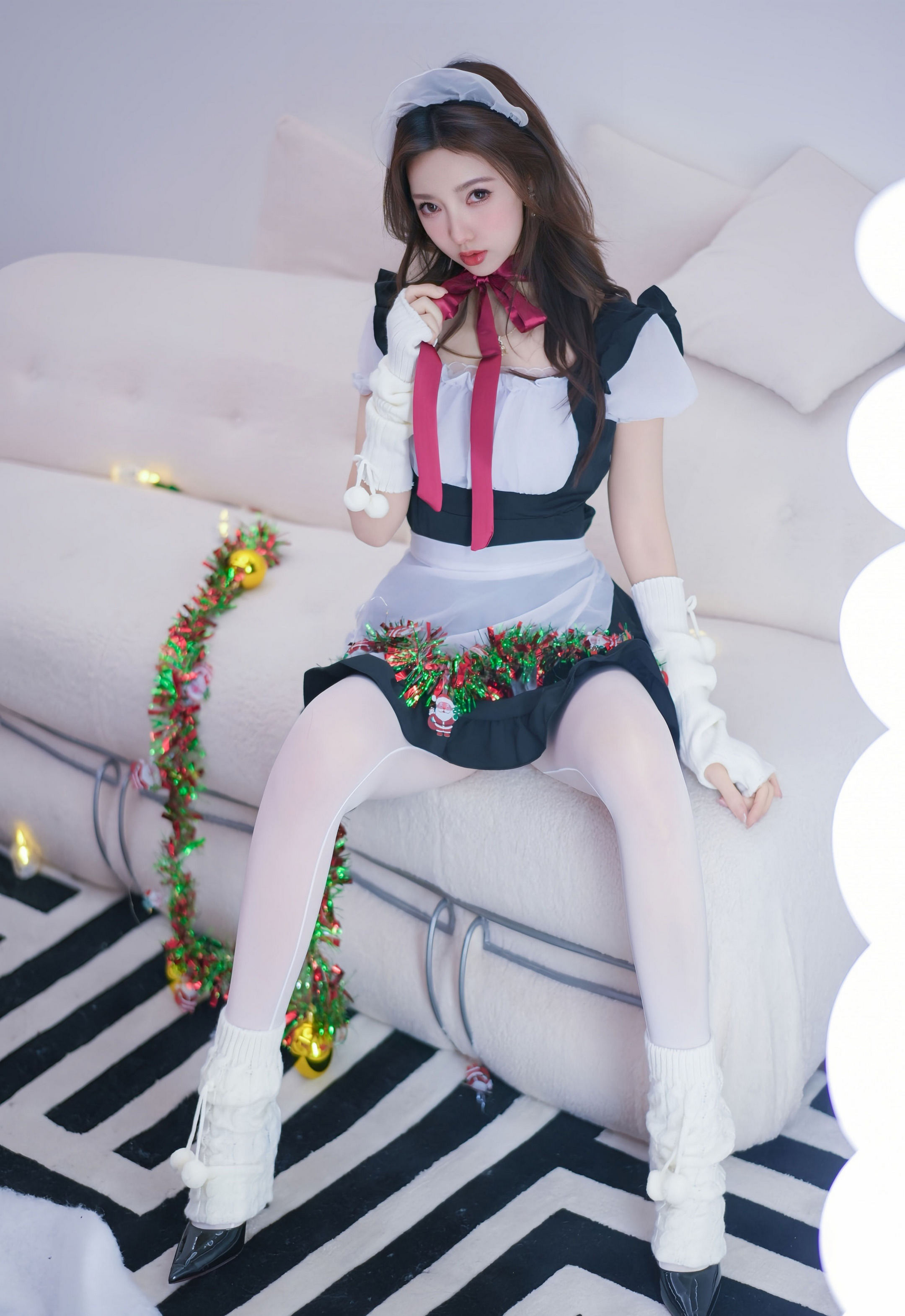 [XiuRen秀人网] No.11152 Twins-桃桃 女仆装扮 白色丝袜 性感写真 [77张]插图1