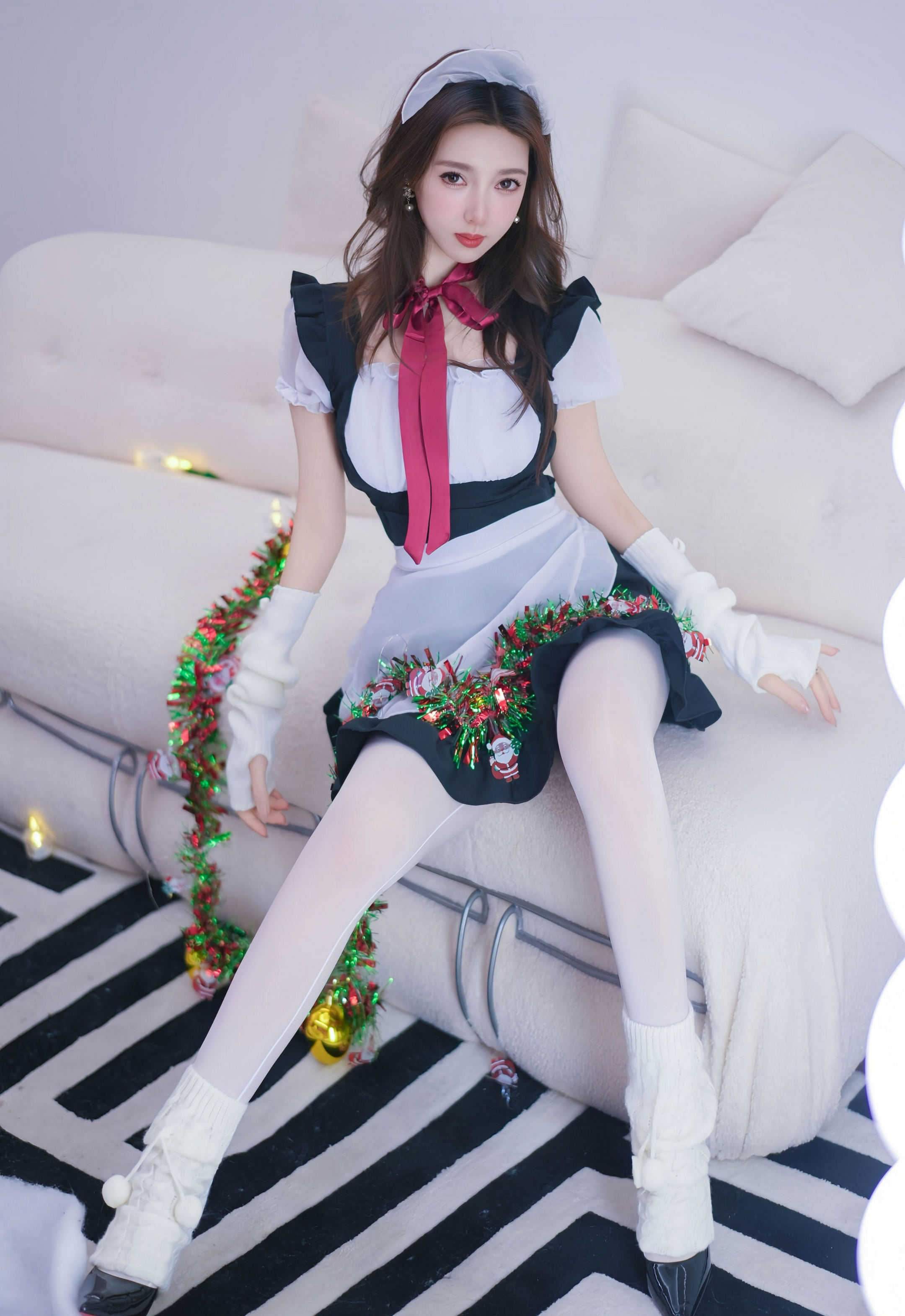 [XiuRen秀人网] No.11152 Twins-桃桃 女仆装扮 白色丝袜 性感写真 [77张]插图1