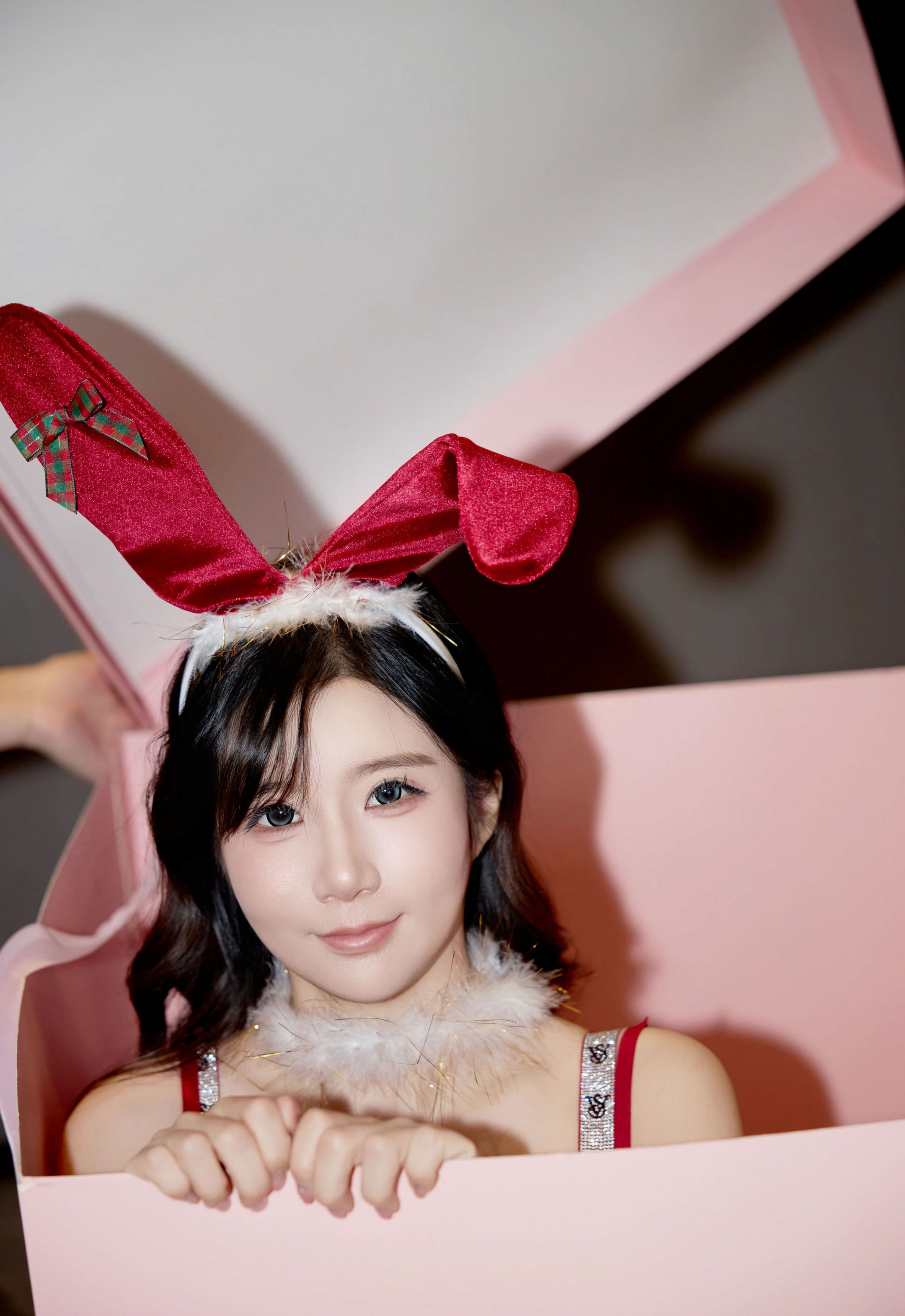 [XiuRen秀人网] No.11149 小肉肉咪 性感红色圣诞装扮 魅惑黑丝 江浙沪旅拍写真 [72张]插图1