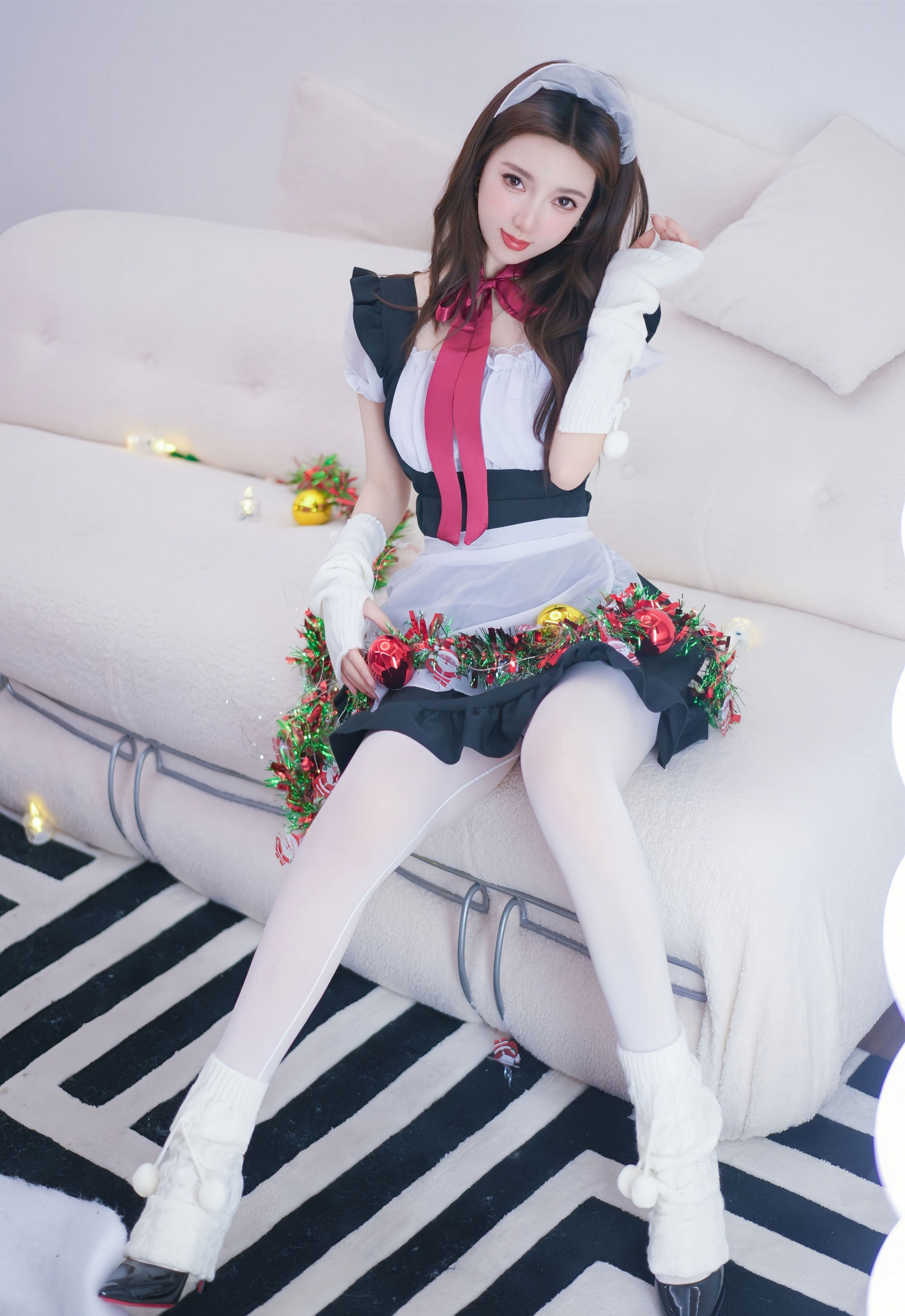 [XiuRen秀人网] No.11152 Twins-桃桃 女仆装扮 白色丝袜 性感写真 [77张]插图