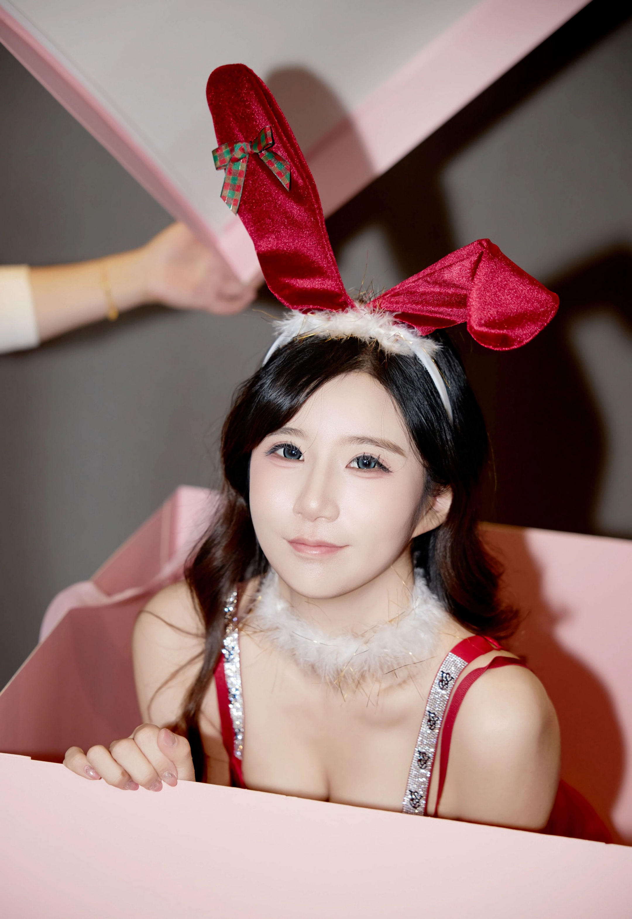 [XiuRen秀人网] No.11149 小肉肉咪 性感红色圣诞装扮 魅惑黑丝 江浙沪旅拍写真 [72张]插图1