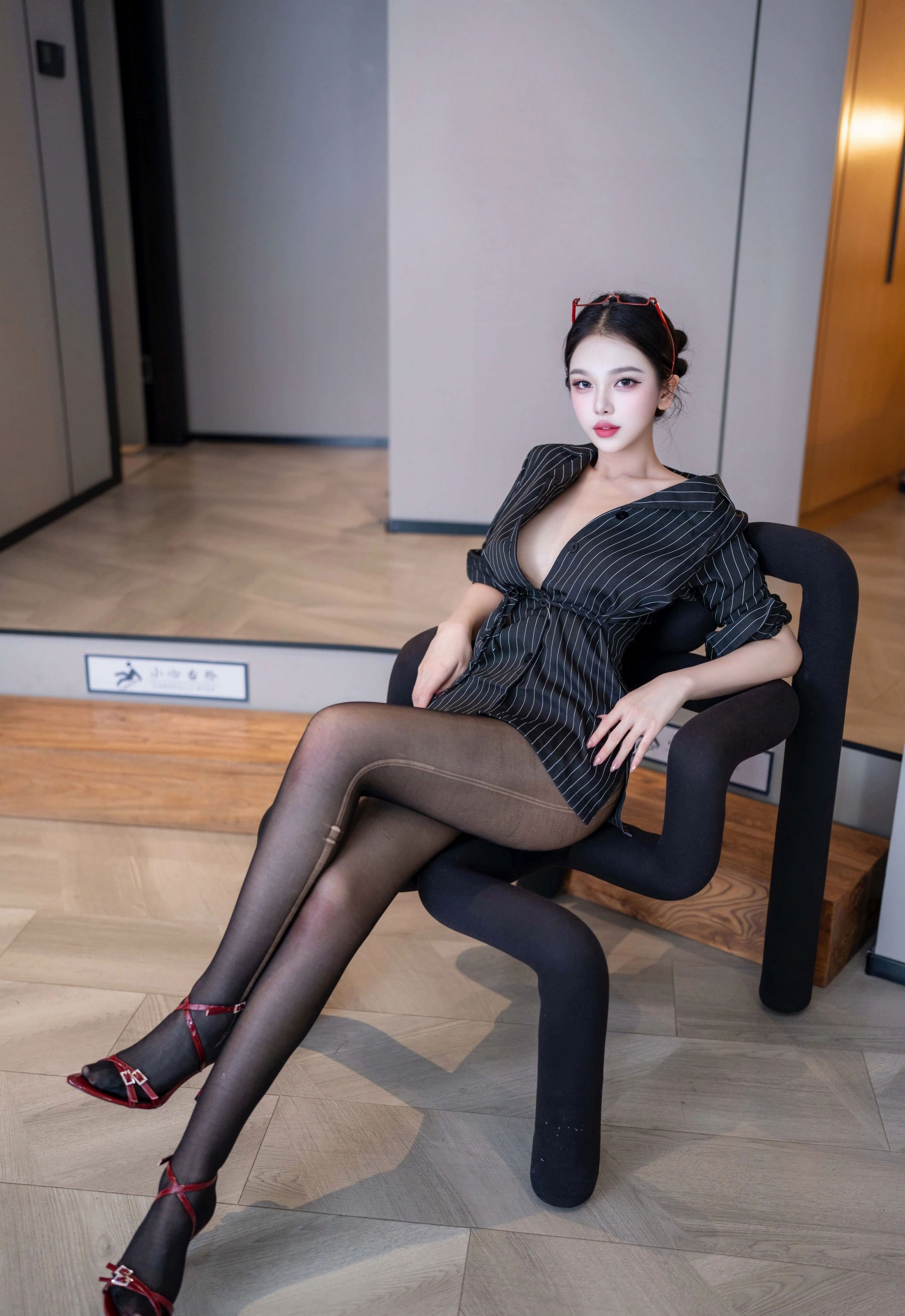 [XiuRen秀人网] No.11160 诺诺子 新人首套写真 黑色衬衫 性感魅惑黑丝 [76张]插图