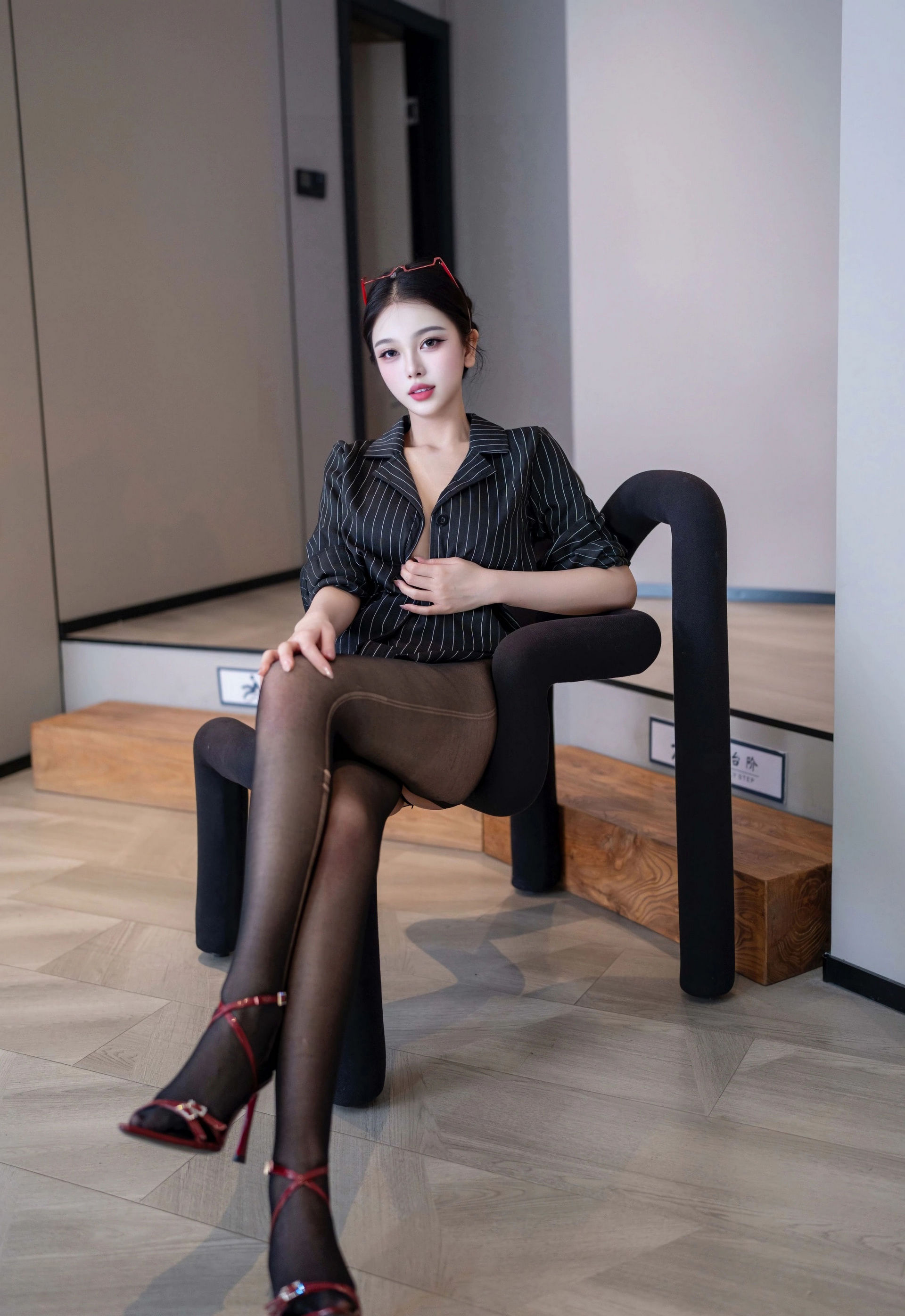 [XiuRen秀人网] No.11160 诺诺子 新人首套写真 黑色衬衫 性感魅惑黑丝 [76张]插图