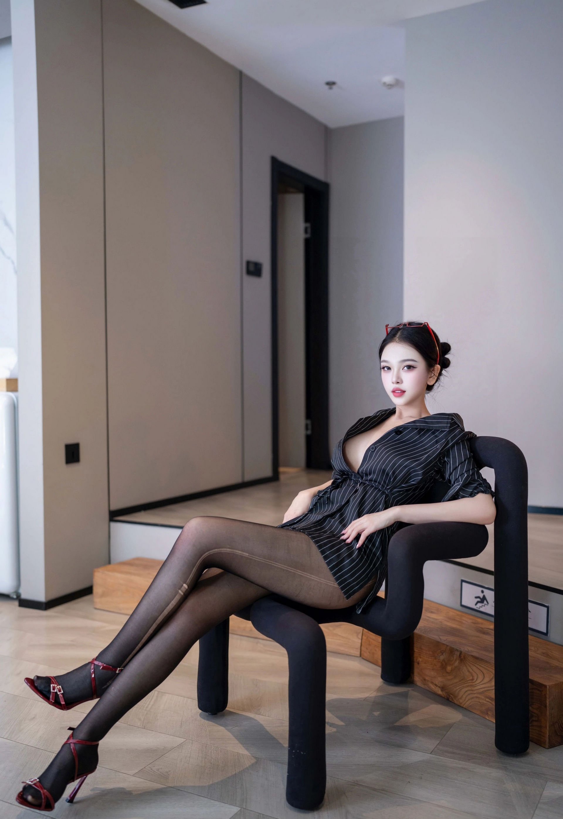 [XiuRen秀人网] No.11160 诺诺子 新人首套写真 黑色衬衫 性感魅惑黑丝 [76张]插图1