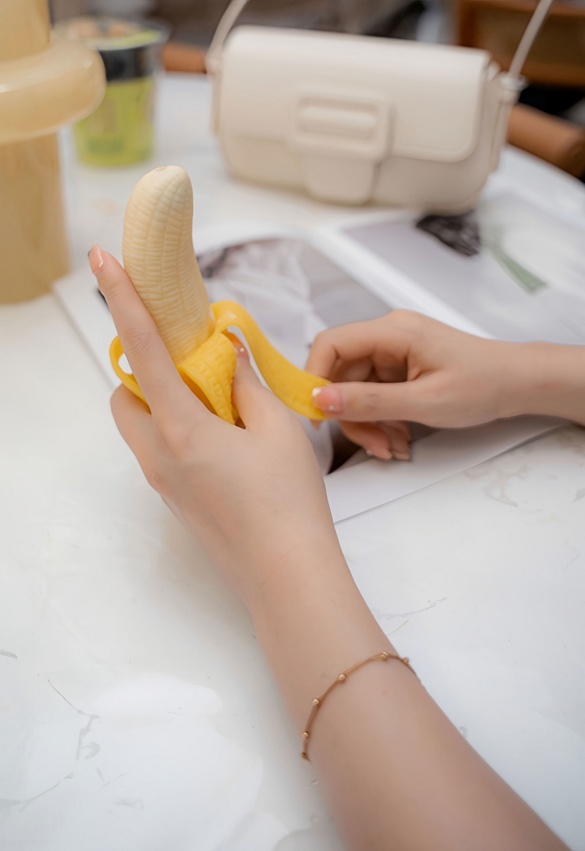 [XiuRen秀人网] No.11162 拍黄瓜girl 浅色套装 肉色丝袜 性感写真 [76张]插图