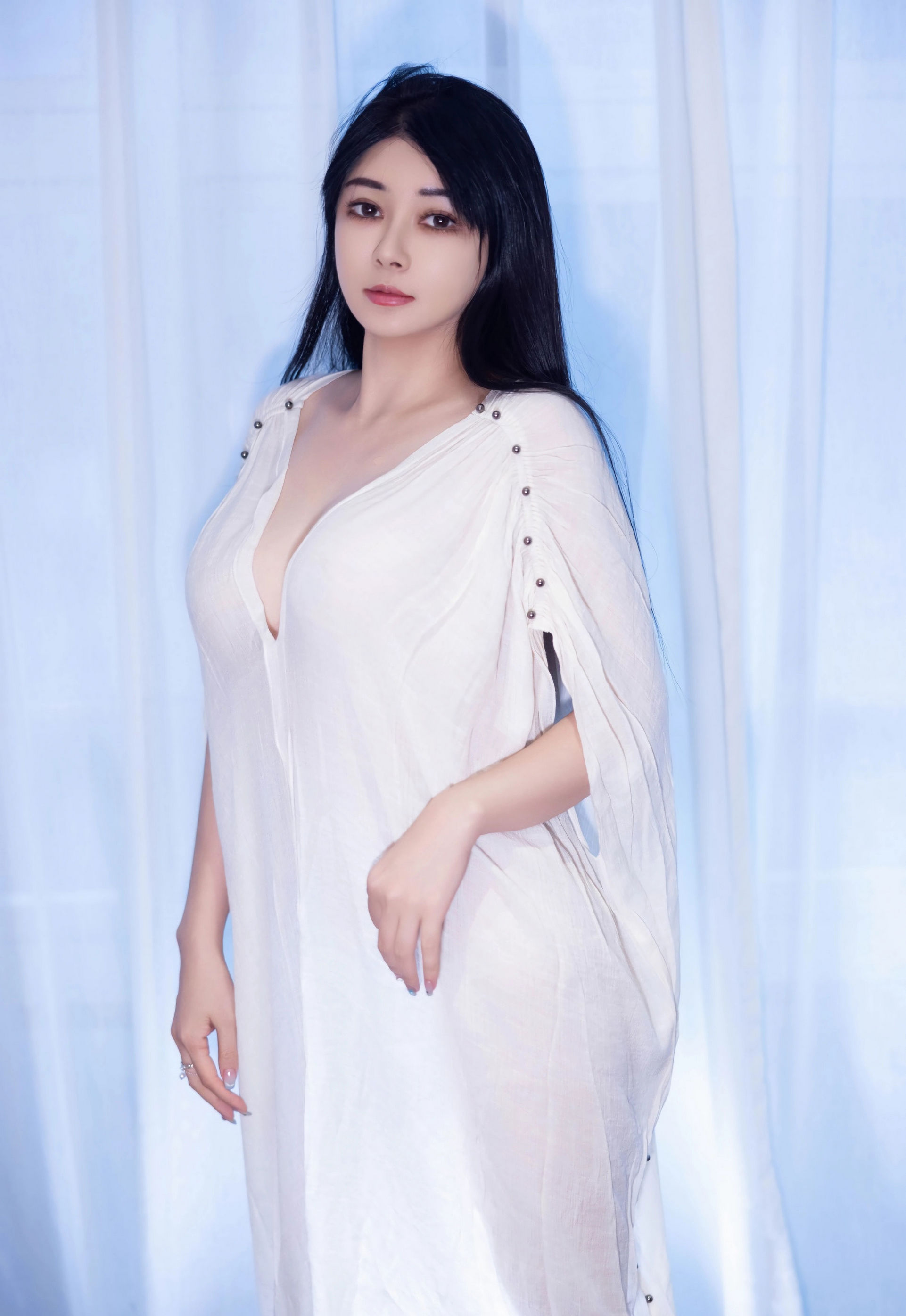 [HuaYang花漾写真] VOL.653 凯竹法师～ 白色连衣裙 肉色丝袜 性感写真 [51张]插图1