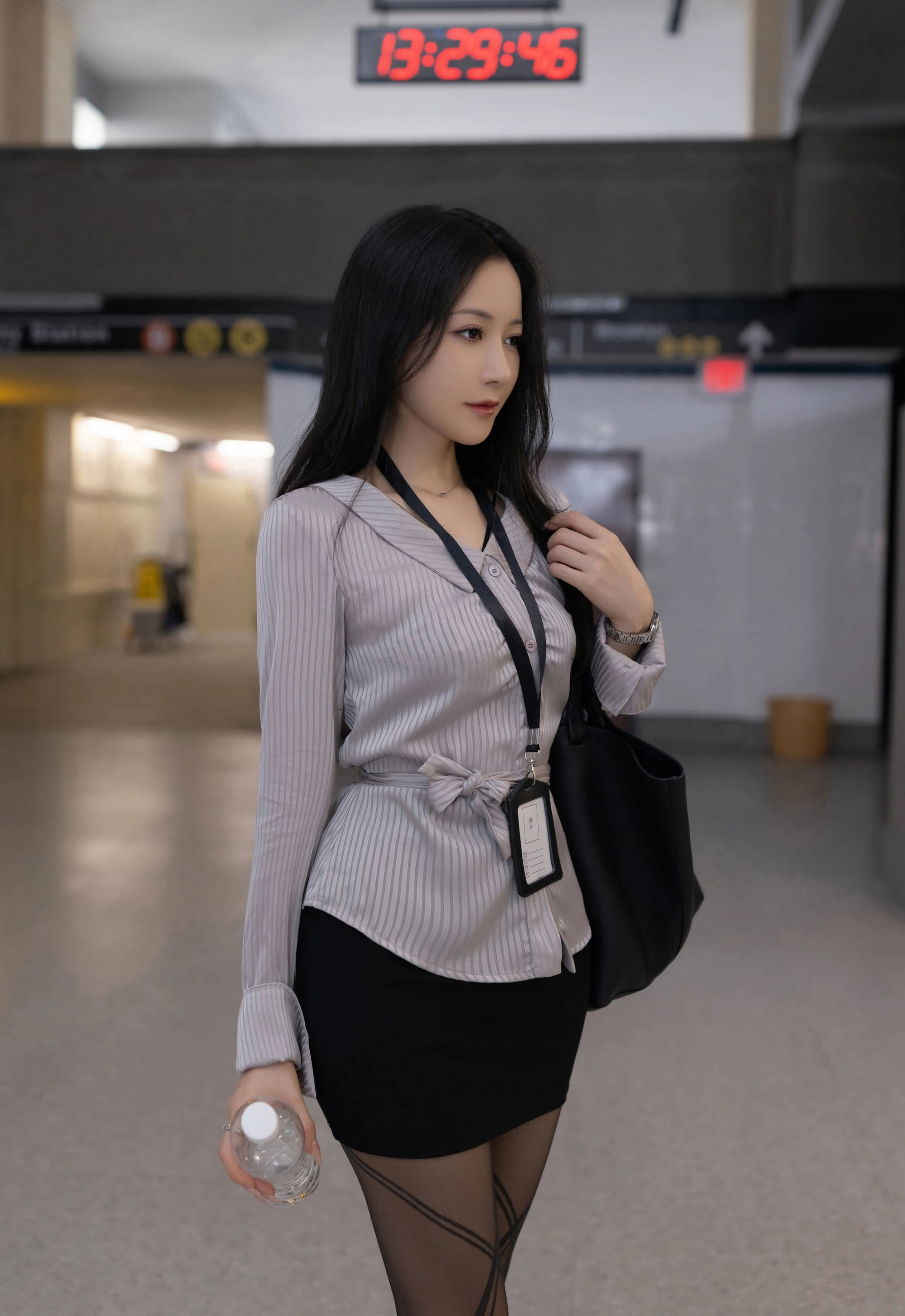 [XiuRen秀人网] No.11186 鱼子酱Fish 性感OL服饰 魅惑黑丝 珠海旅拍写真 [78张]插图1