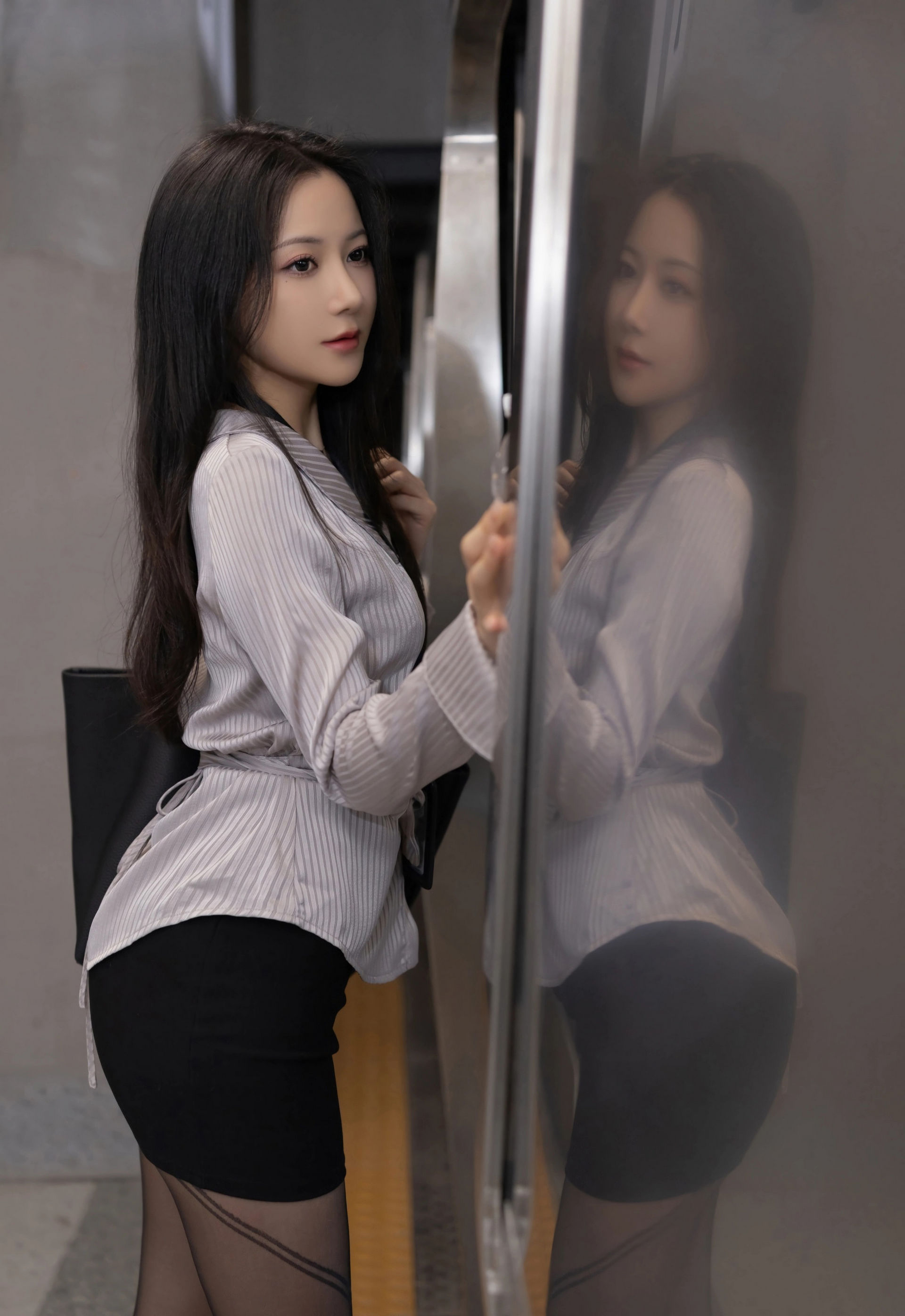 [XiuRen秀人网] No.11186 鱼子酱Fish 性感OL服饰 魅惑黑丝 珠海旅拍写真 [78张]插图